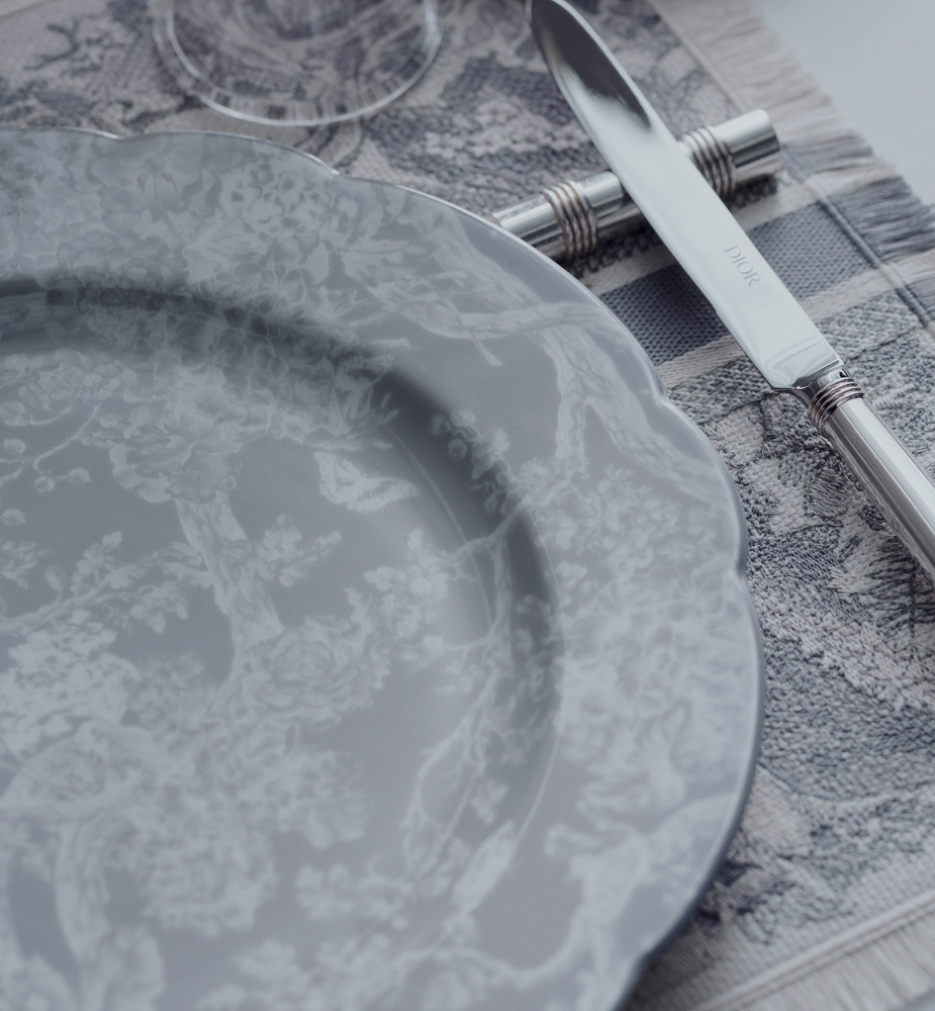 Assiette de présentation Toile de Jouy Hortensia, gris E12