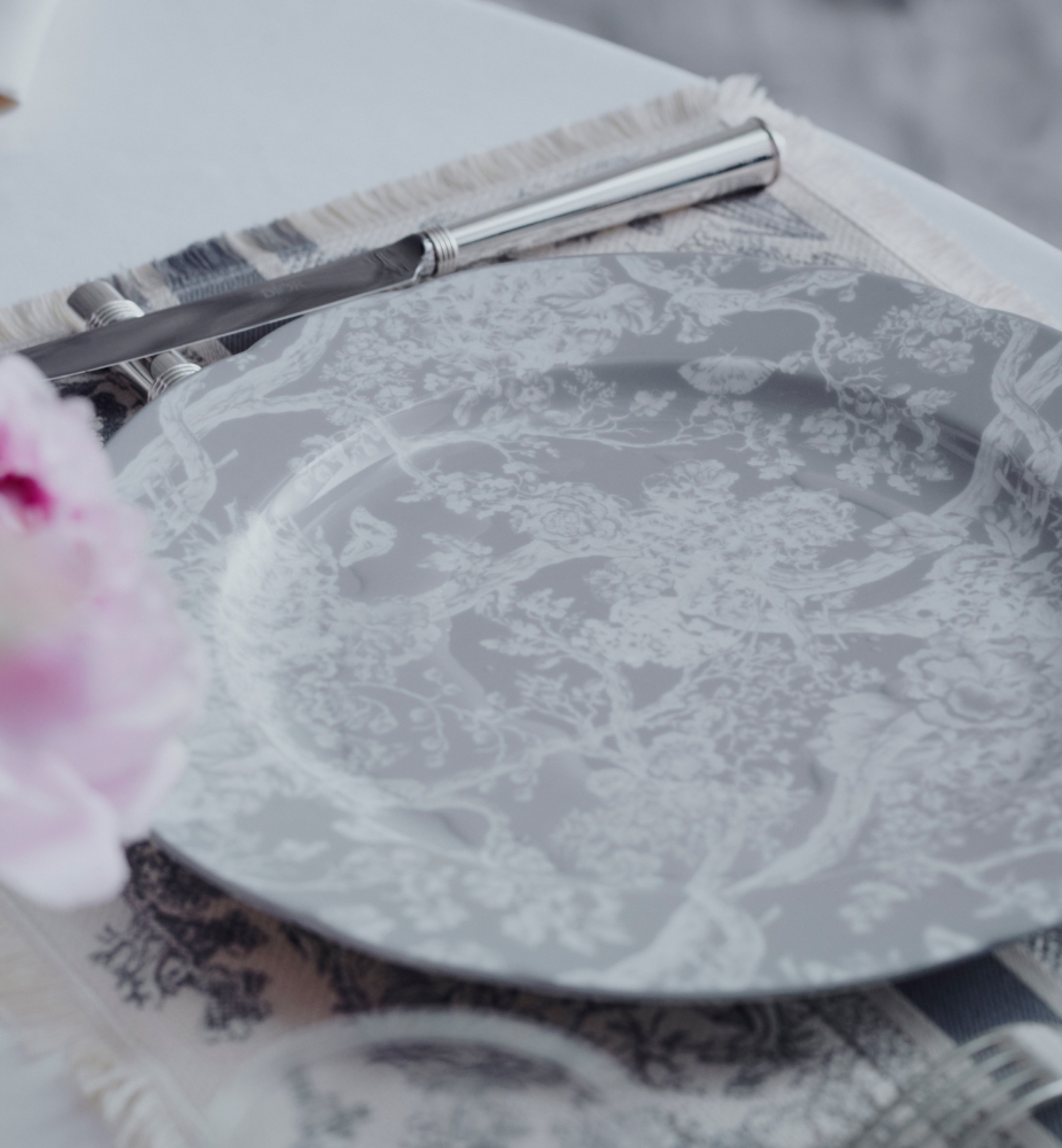 Assiette de présentation Toile de Jouy Hortensia, gris E13