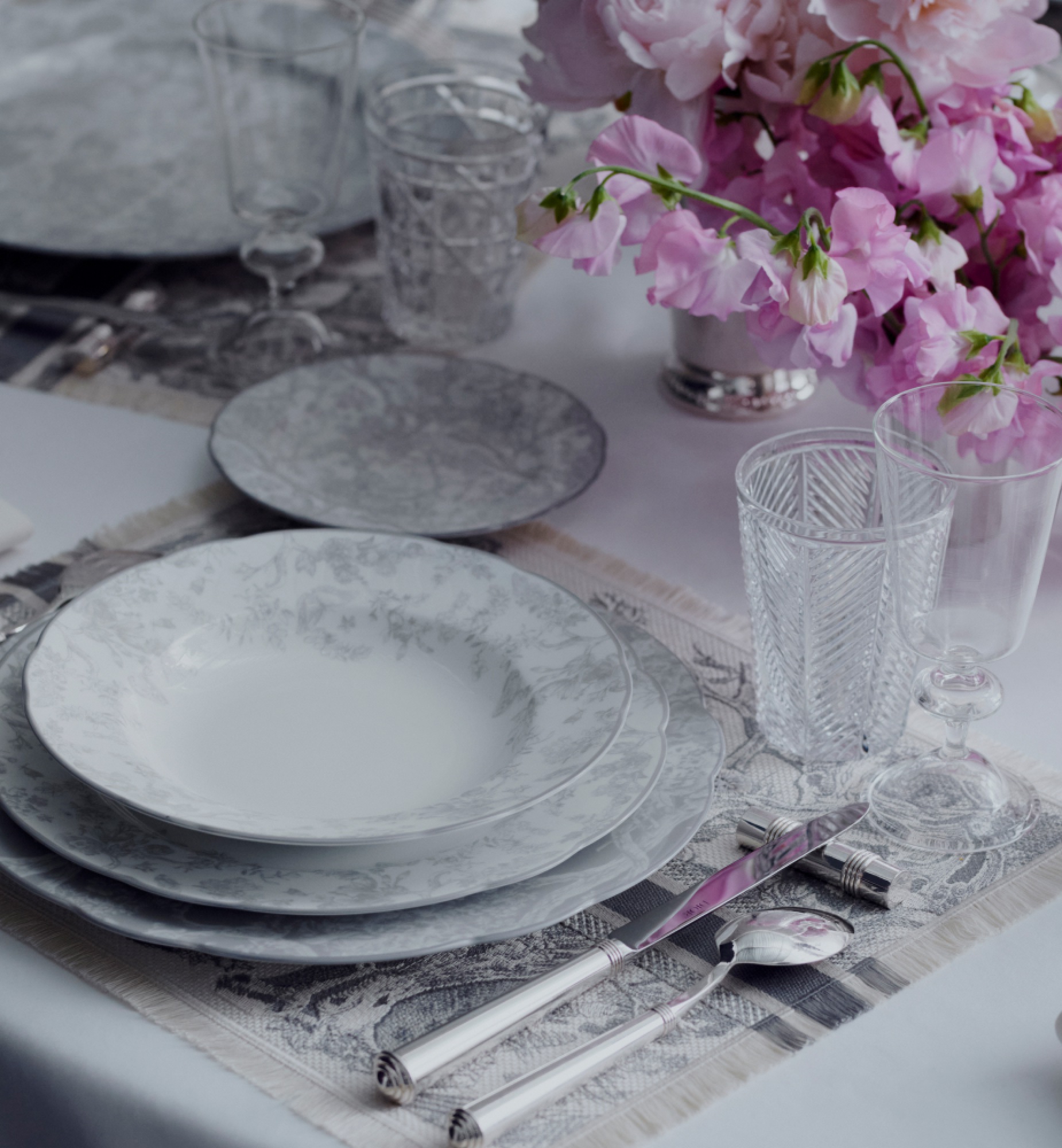 Assiette de présentation Toile de Jouy Hortensia, gris E14