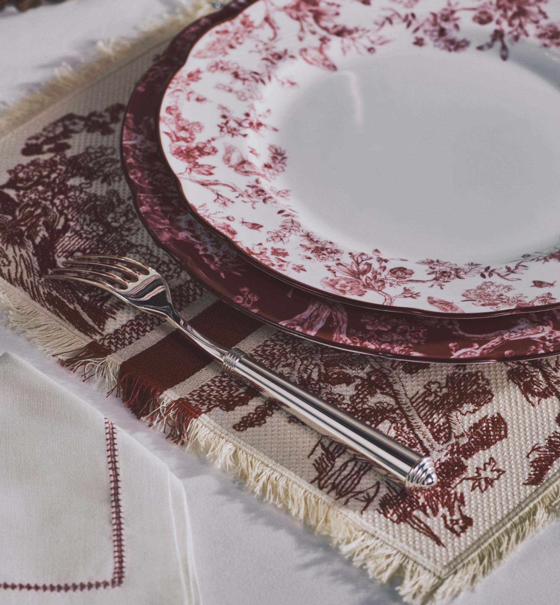 Assiette à dîner Toile de Jouy, bordeaux E13