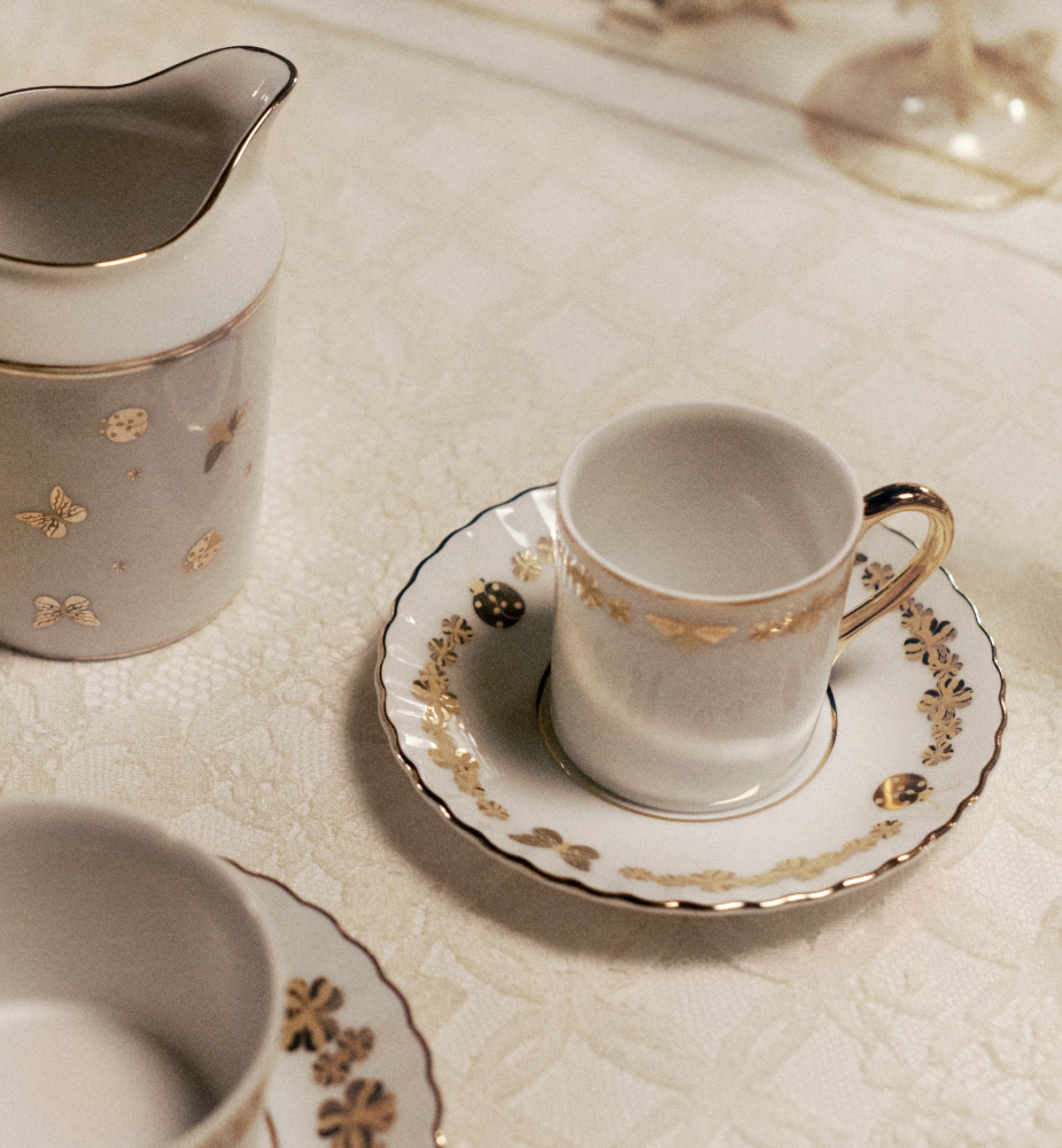 Coffee Cup Gold-Tone Bal des Abeilles E12