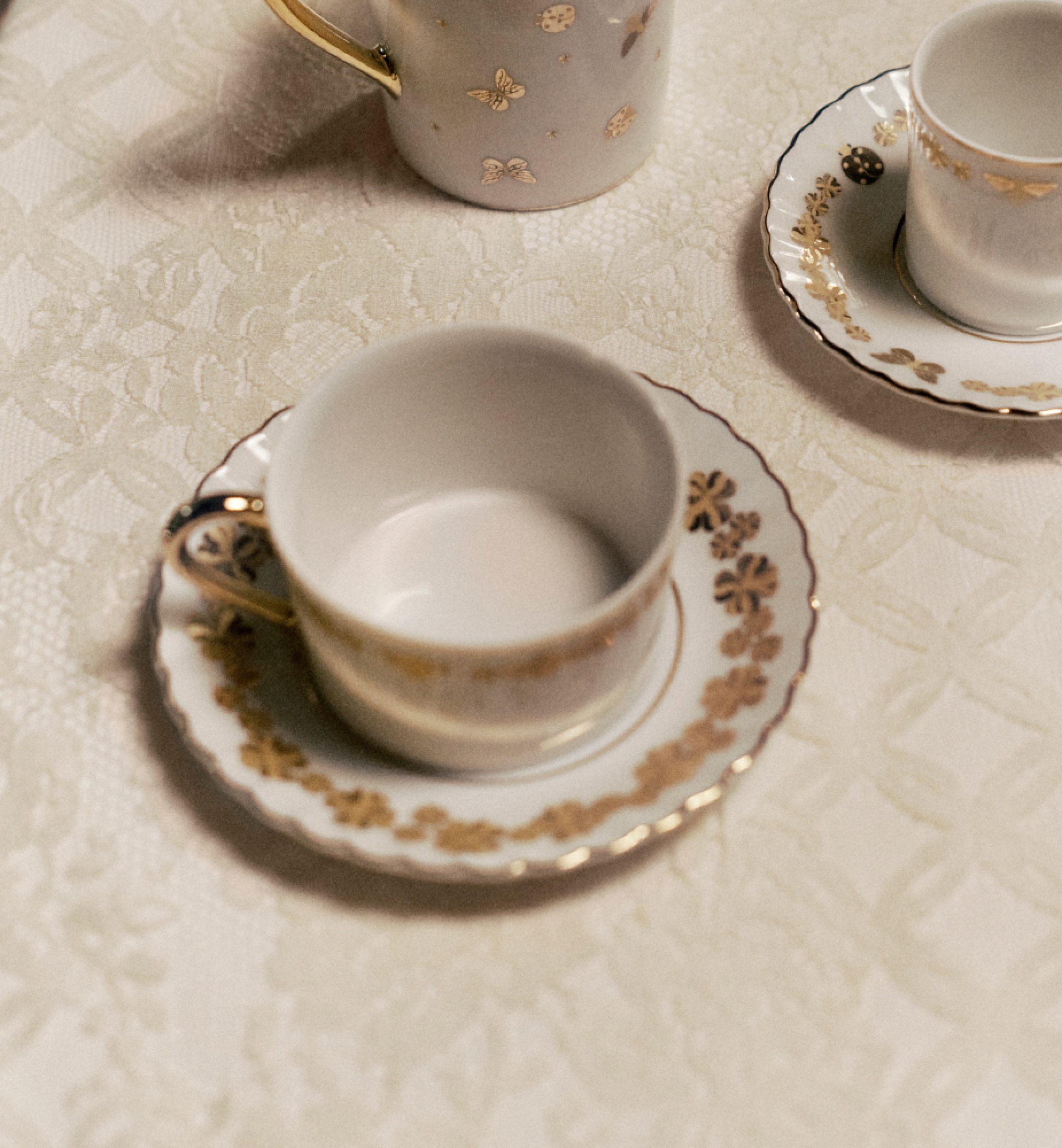 Teetasse Bal des Abeilles mit Gold-Finish E12