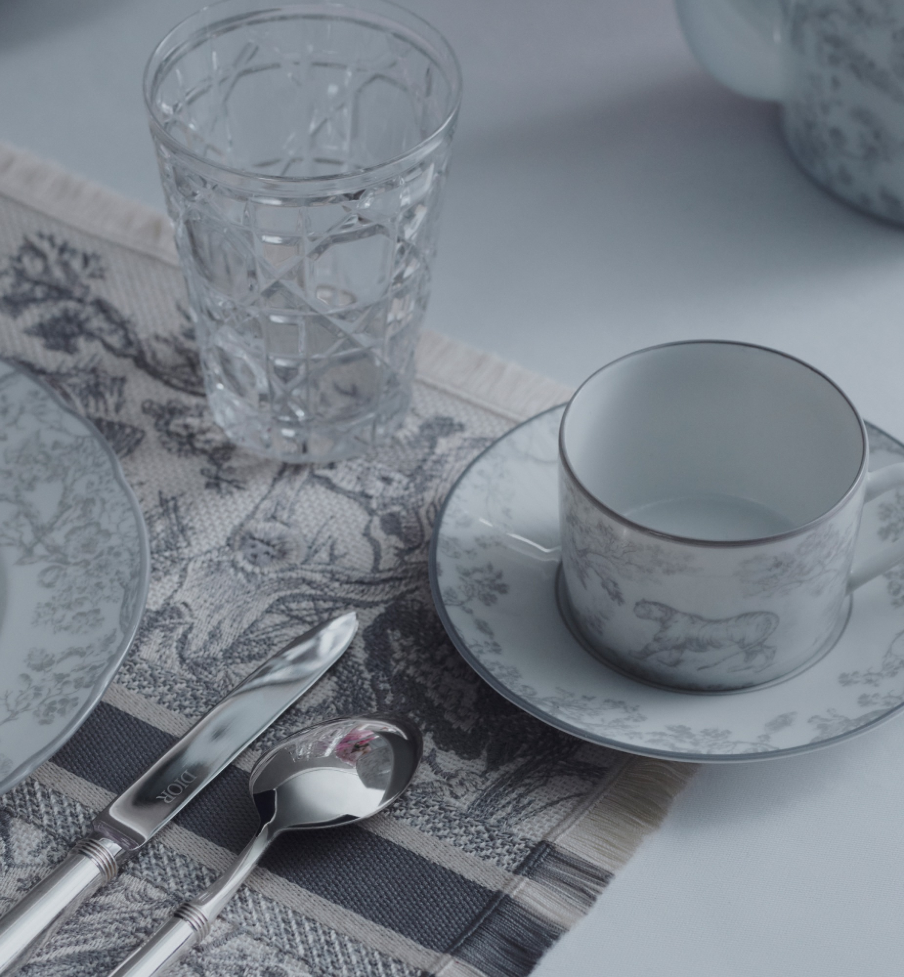 Teeuntertasse Toile de Jouy in Grau E13