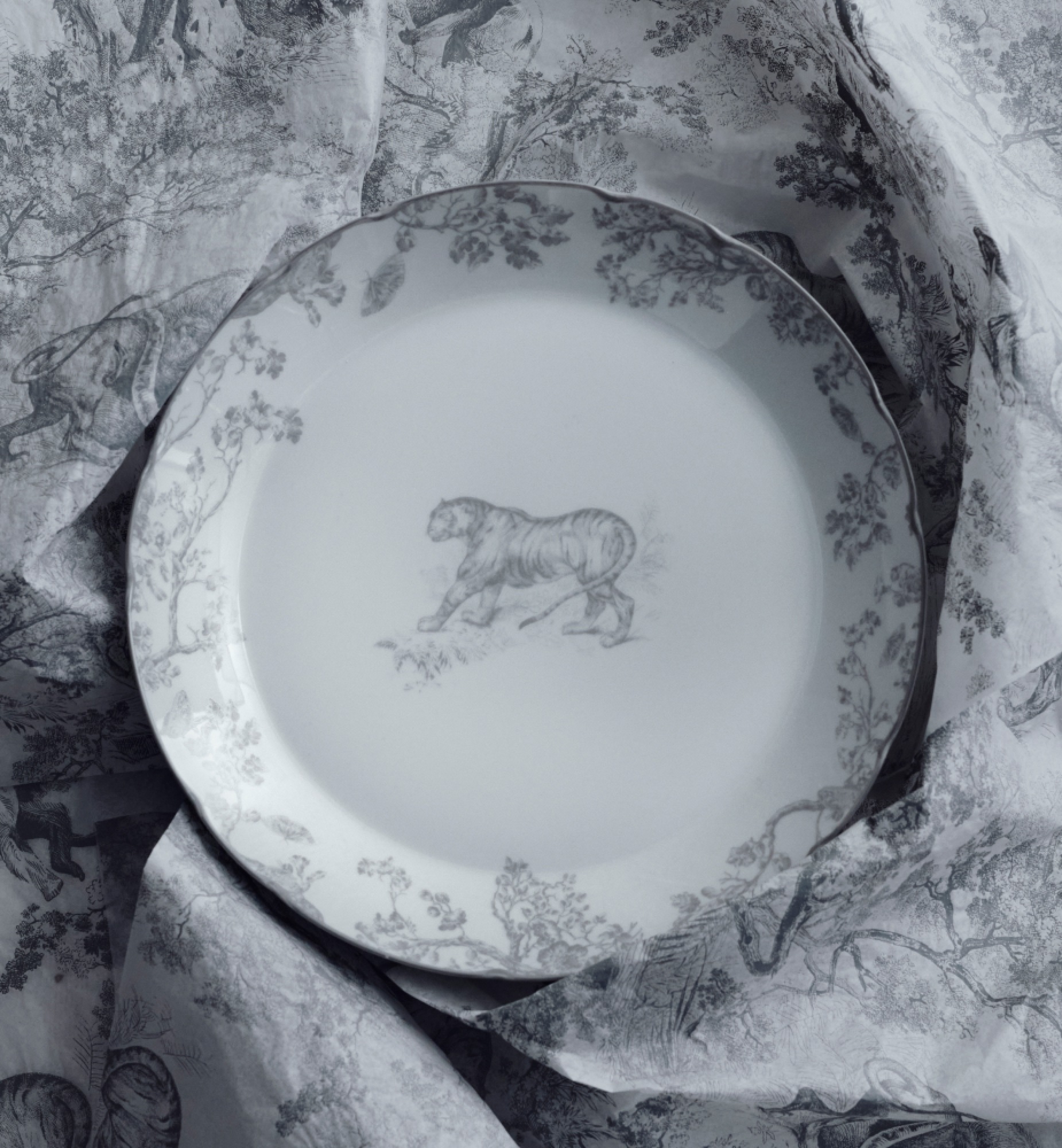 Deep Round Platter White and Gray Toile de Jouy E12