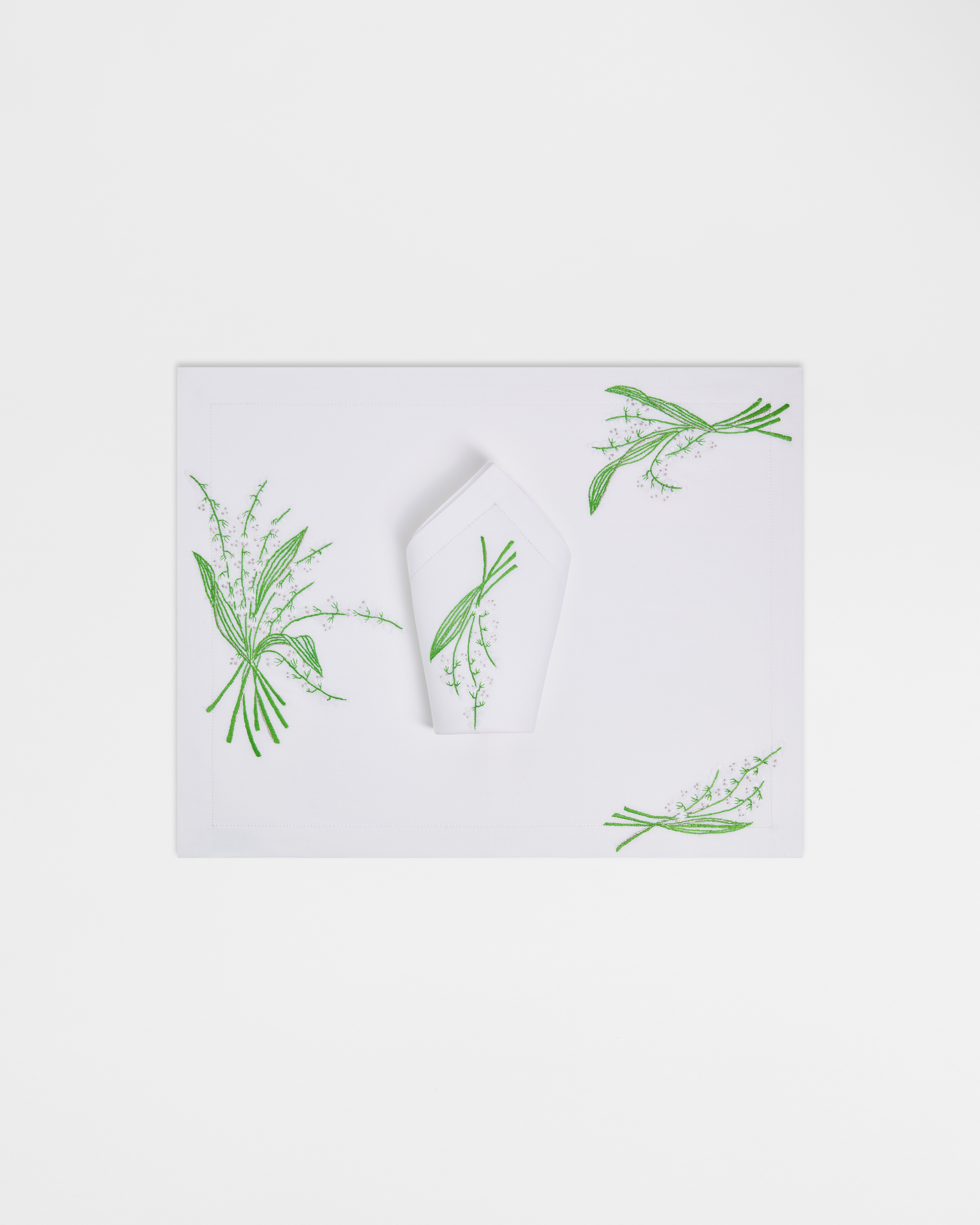 Set et serviette de table brodés Muguet, blanc et vert E01