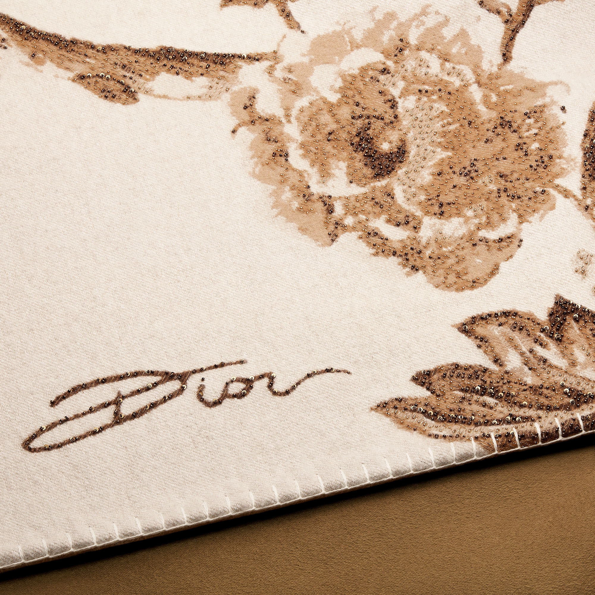 Plaid Jacquard van beige kasjmier geborduurd met vogel- en bloemmotief E09