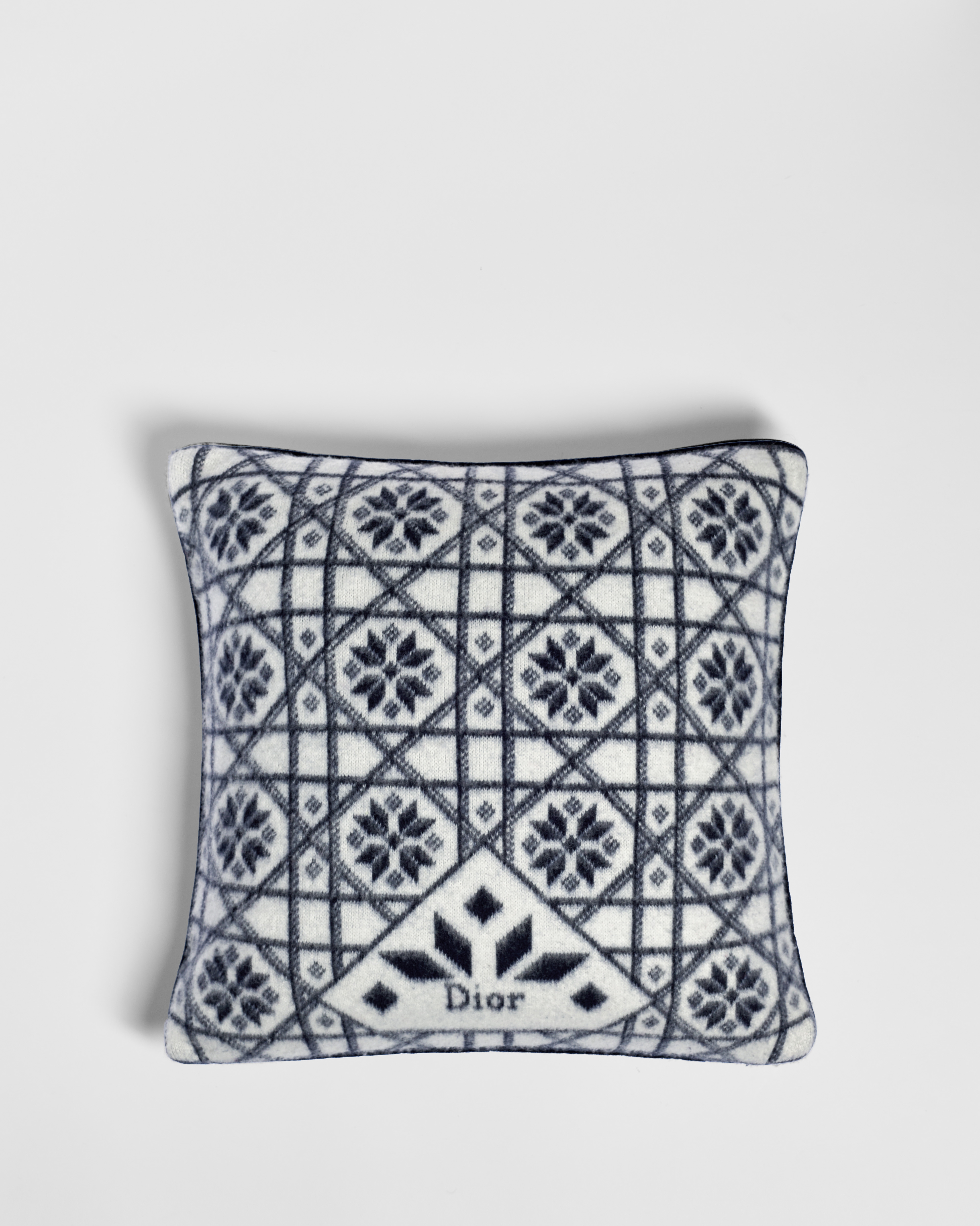 Cojín cuadrado DiorAlps Punto jacquard de lana y cachemira cepilladas en blanco con motivo Dior Snowflake azul marino E01