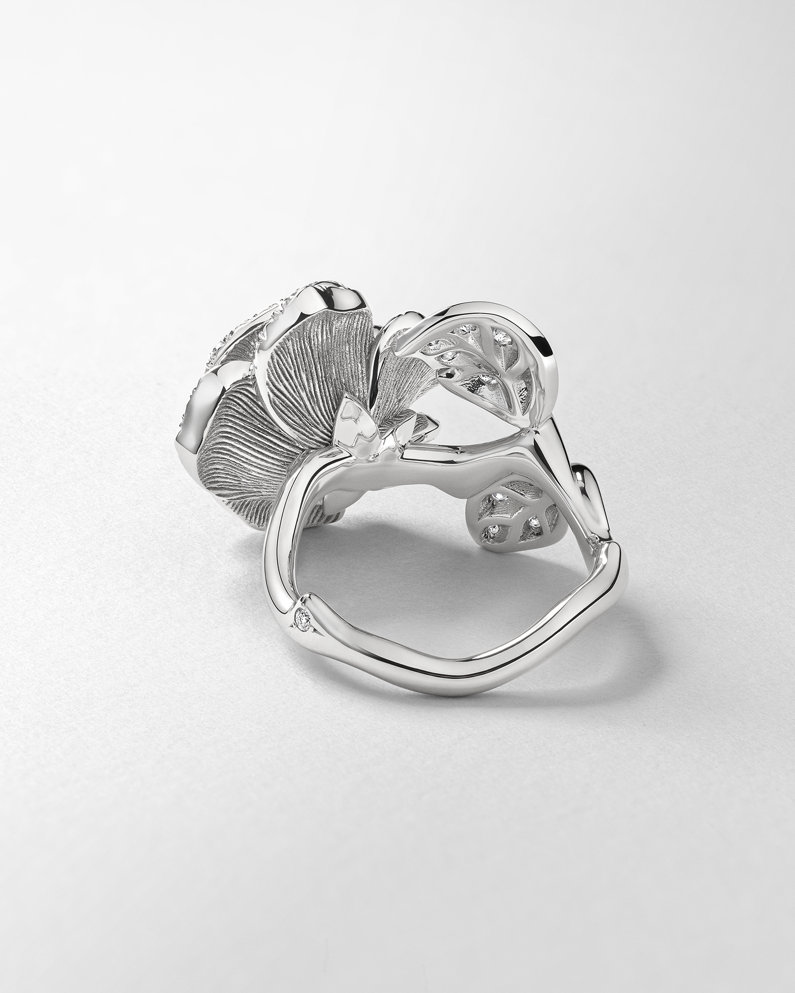 Medium Rose Dior Bagatelle Ring White Gold and Diamonds E01