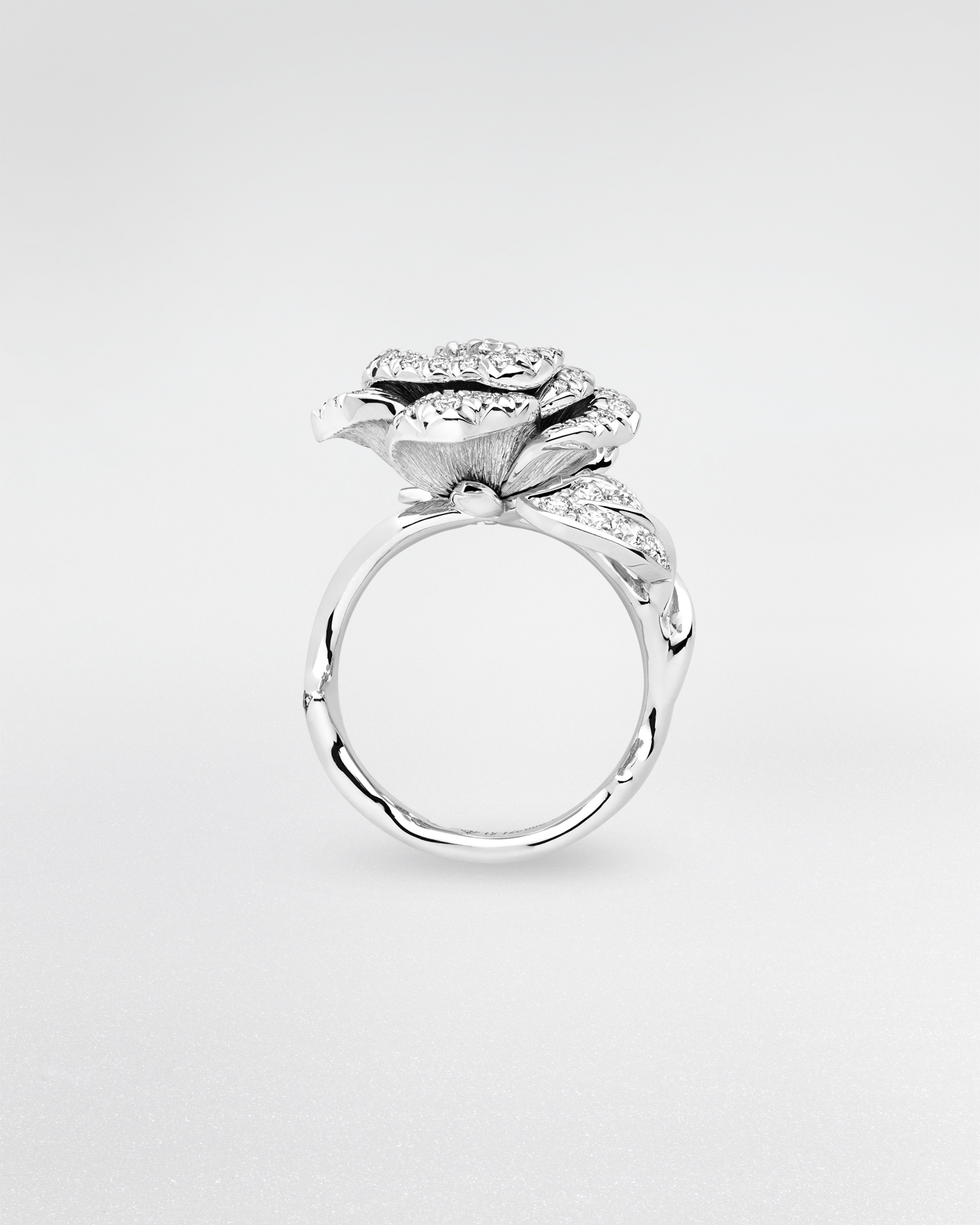 Medium Rose Dior Bagatelle Ring White Gold and Diamonds E02