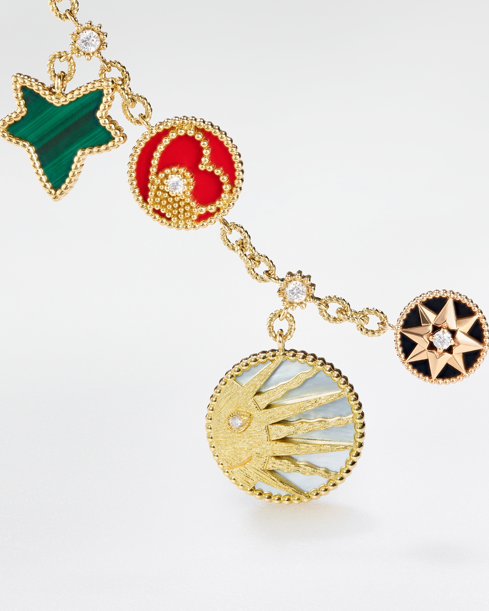 Charms ブレスレット イエロー & ピンク & ホワイトゴールド・プラチナ・ダイヤモンド・オーナメンタルストーン E02