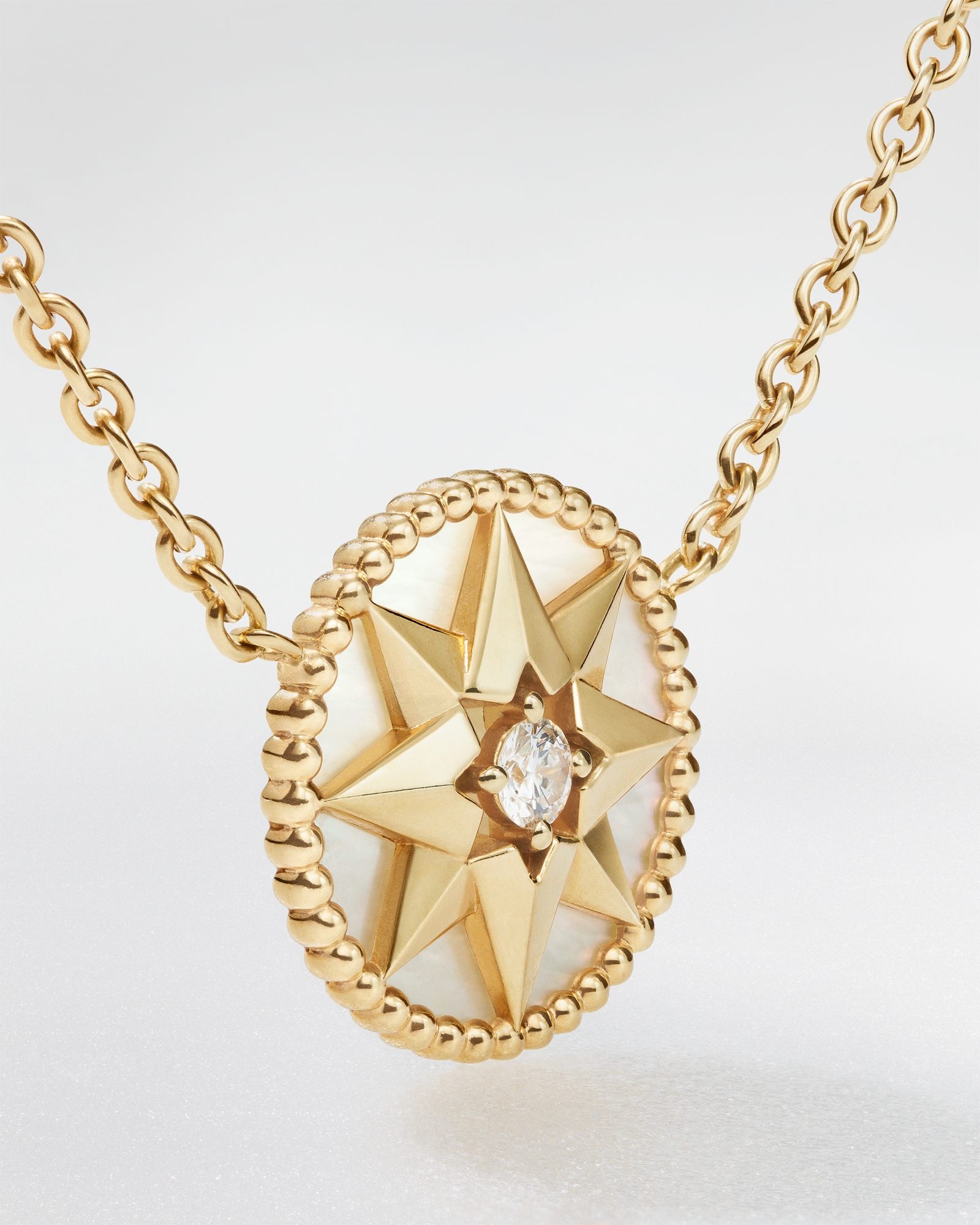 Rose des Vents Necklace Yellow Gold, Diamond and Mother-of-Pearl E02