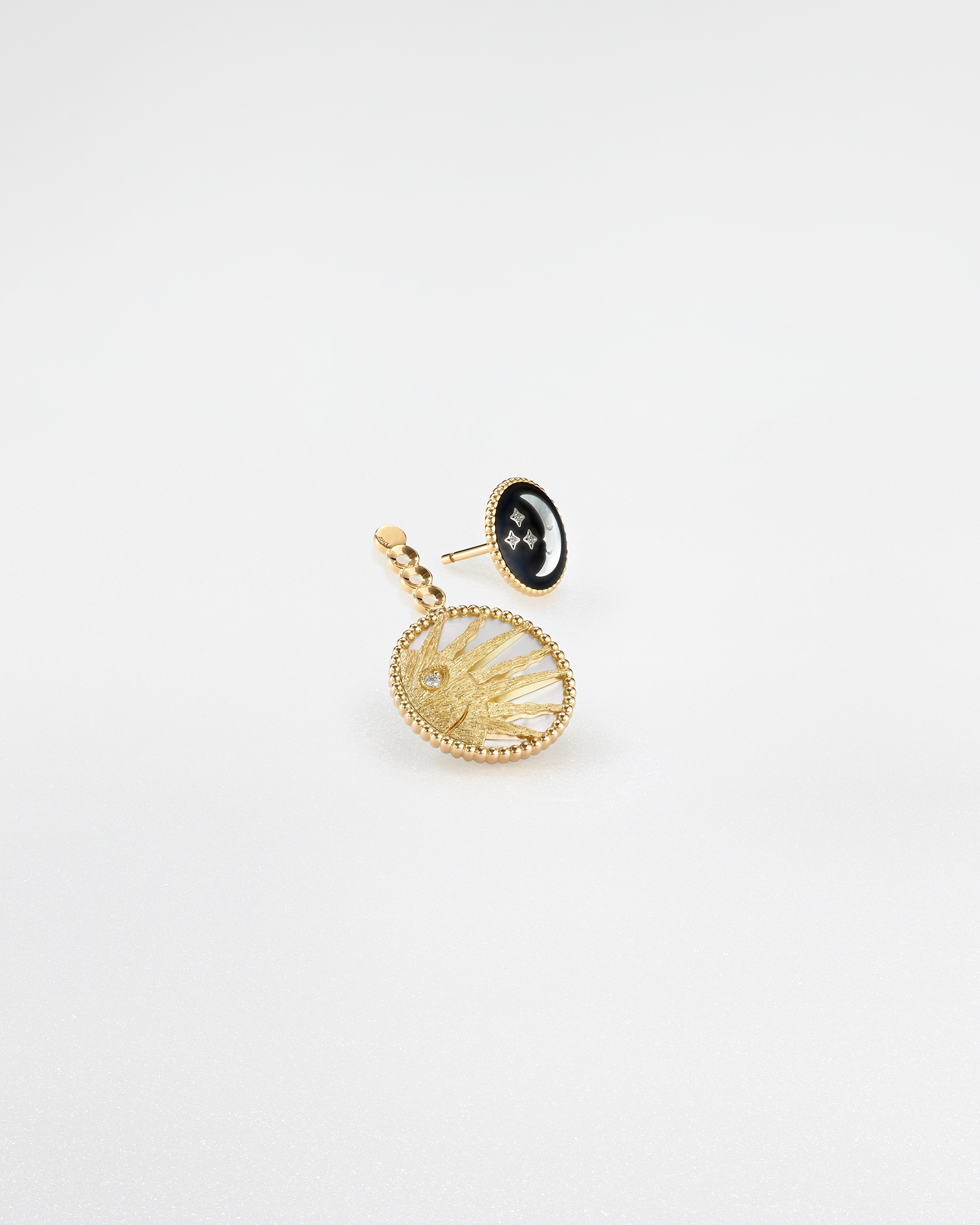 Rose Céleste 單枚耳環 黃金、白金、鑽石、珍珠母和縞瑪瑙 E03