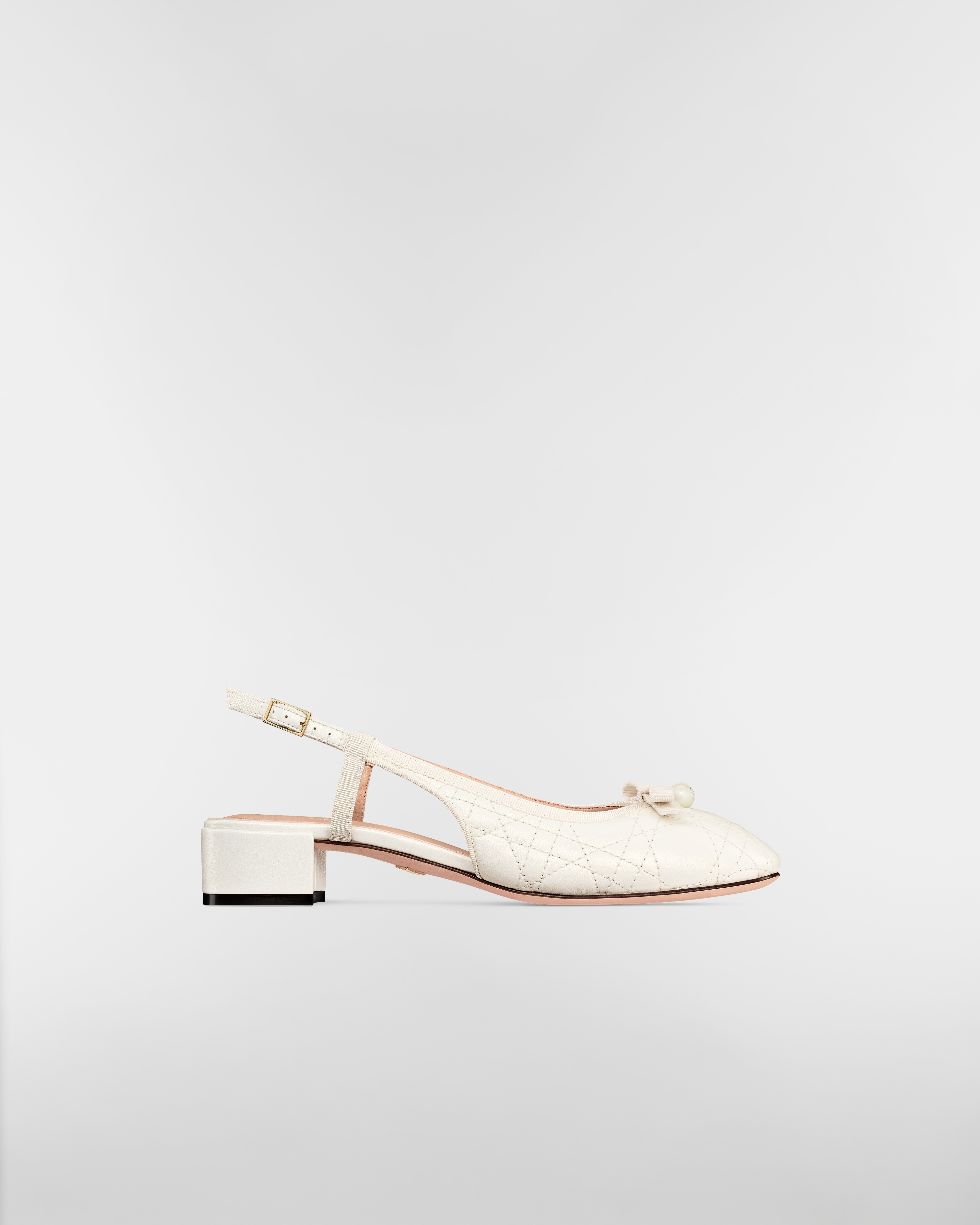 Dior Ballet-slingback pump Parelmoerglanzend wit lamsleer met Cannage-motief E02