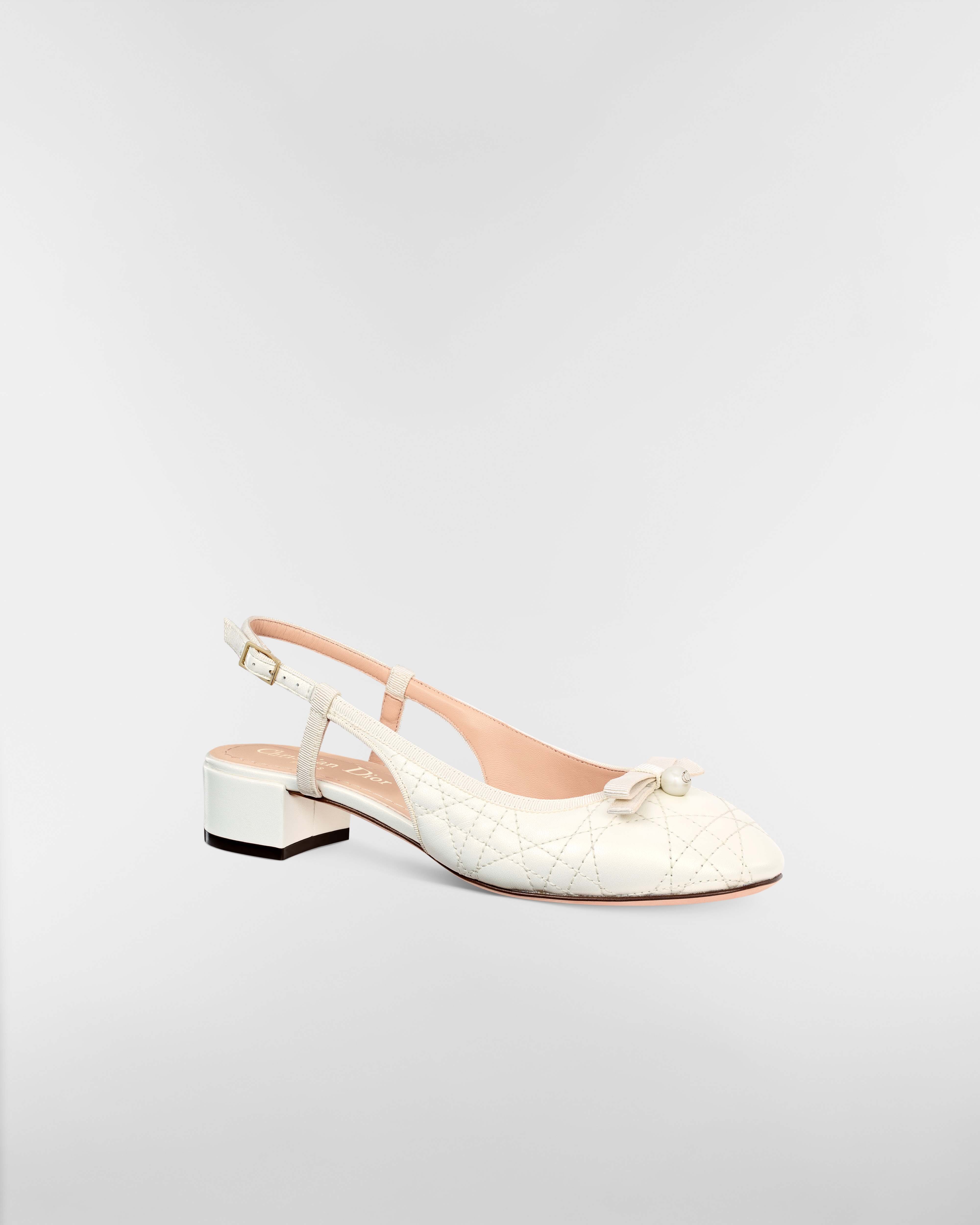 Dior Ballet-slingback pump Parelmoerglanzend wit lamsleer met Cannage-motief E03