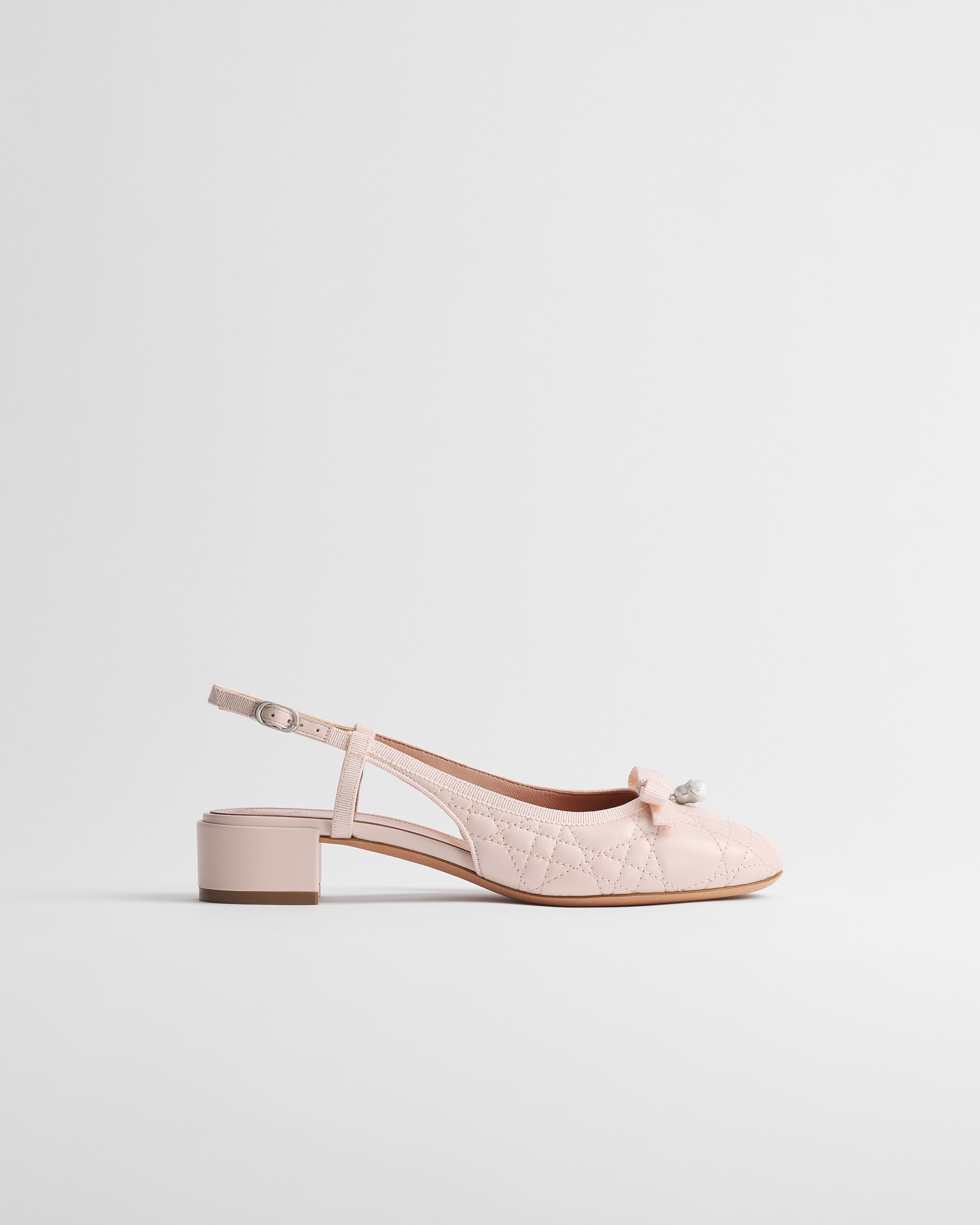 حذاء بامب الكلاسيكي Dior Ballet المفتوح من الخلف مع رباط جلد الخروف بنمط كاناج المضرّب باللون الزهري دراجيه E02