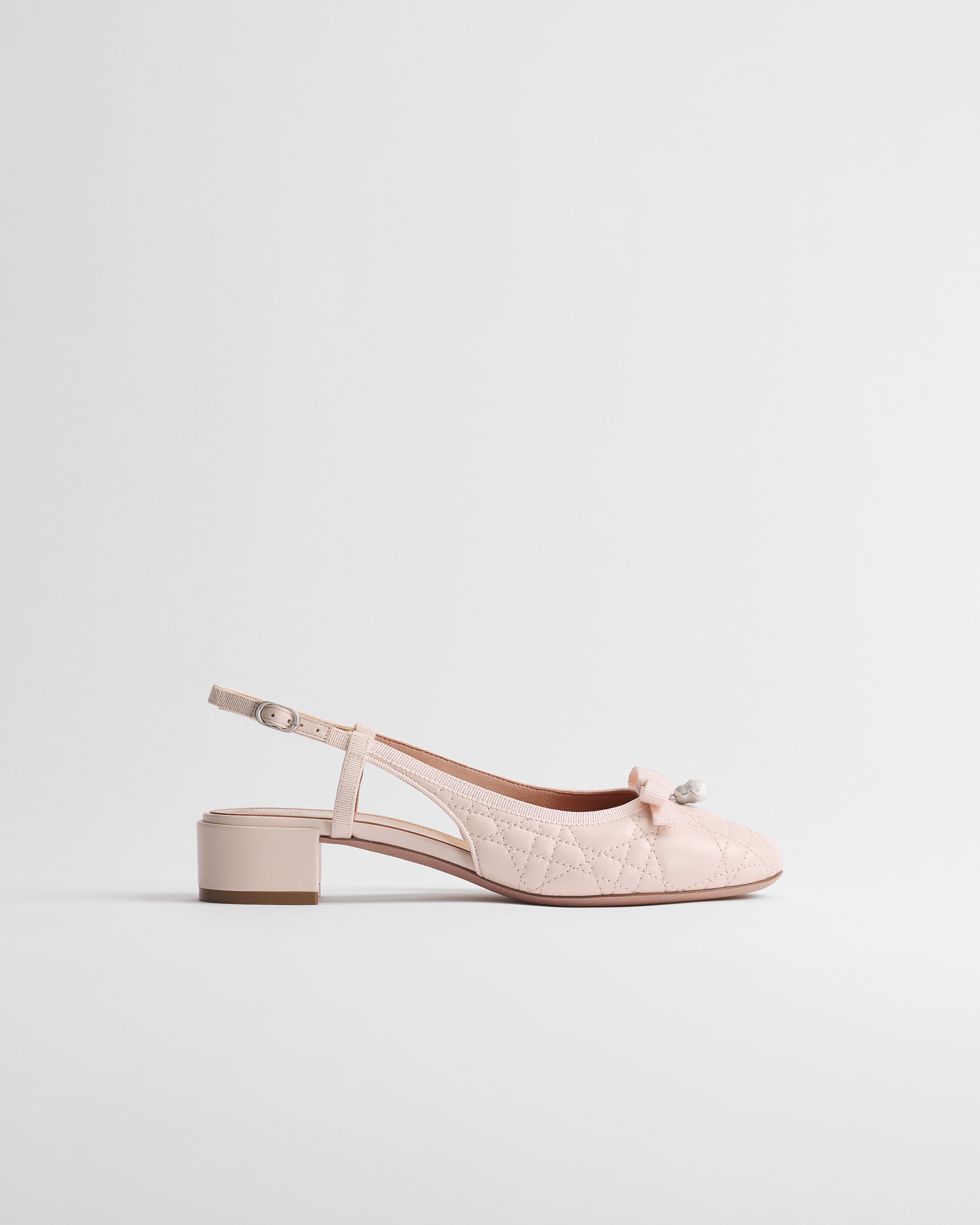حذاء بامب الكلاسيكي Dior Ballet المفتوح من الخلف مع رباط جلد الخروف بنمط كاناج المضرّب باللون الزهري دراجيه E02