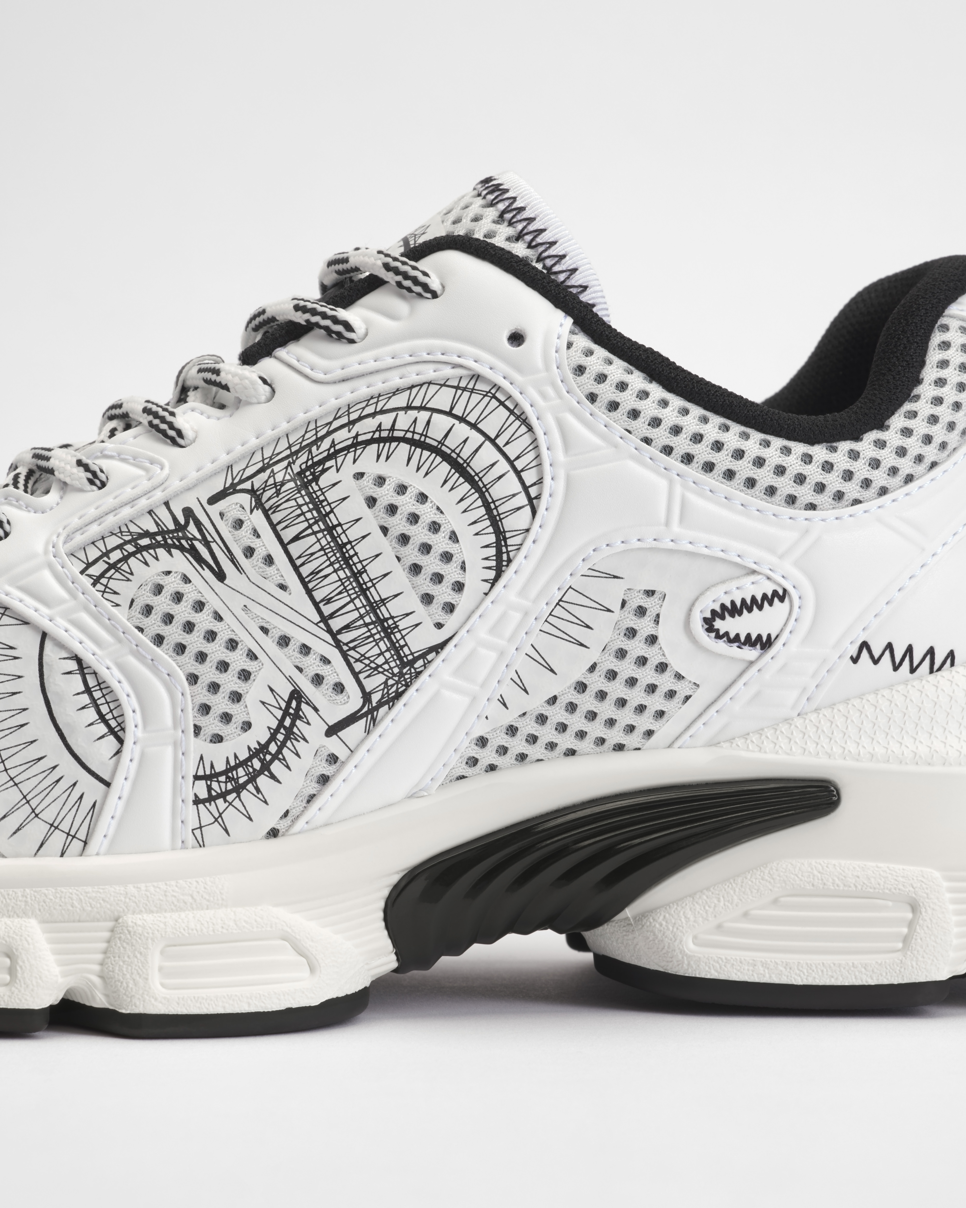 Sneaker Dior Chrono Malla con paneles efecto piel en blanco y negro E09