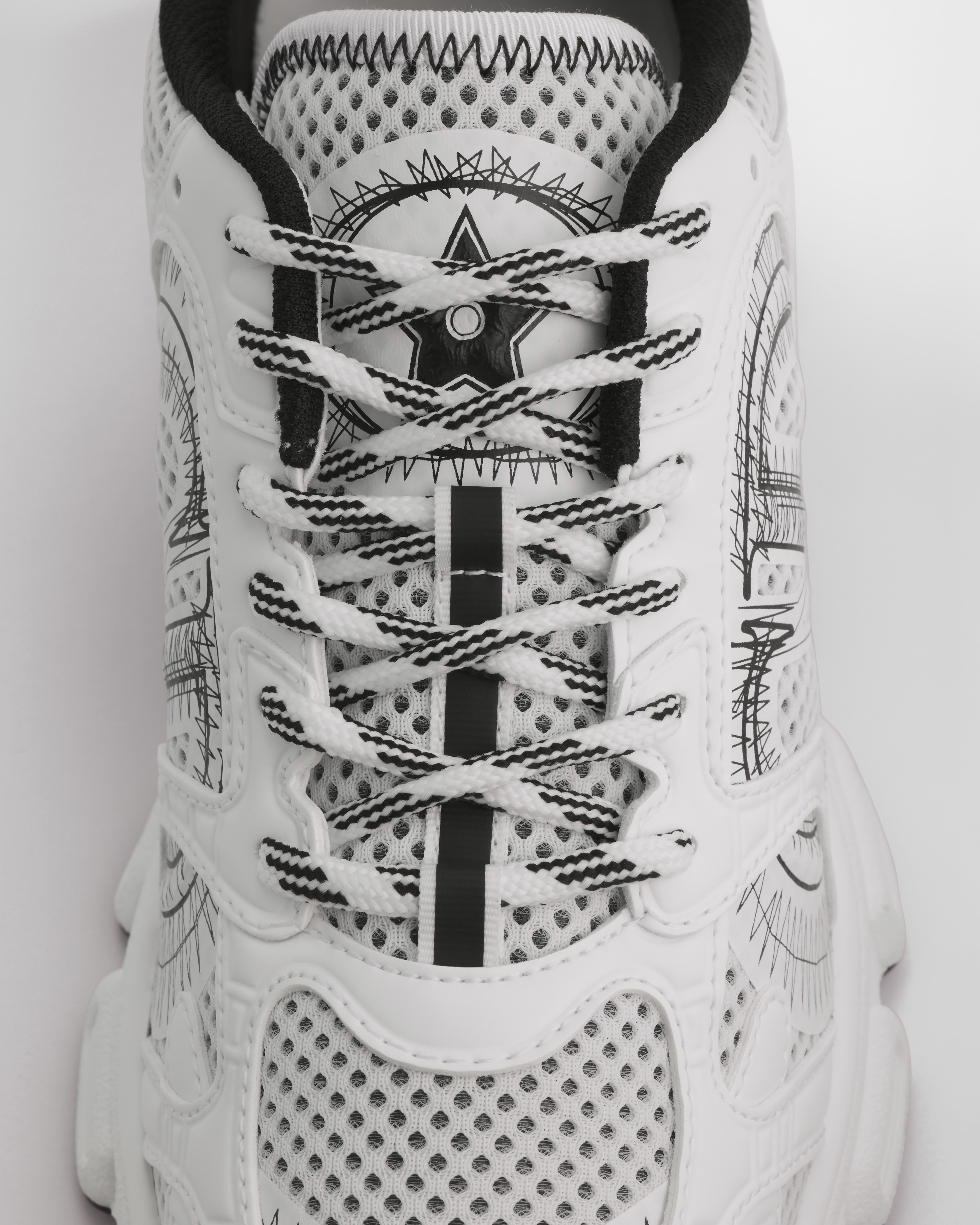 Sneaker Dior Chrono Malla con paneles efecto piel en blanco y negro E11