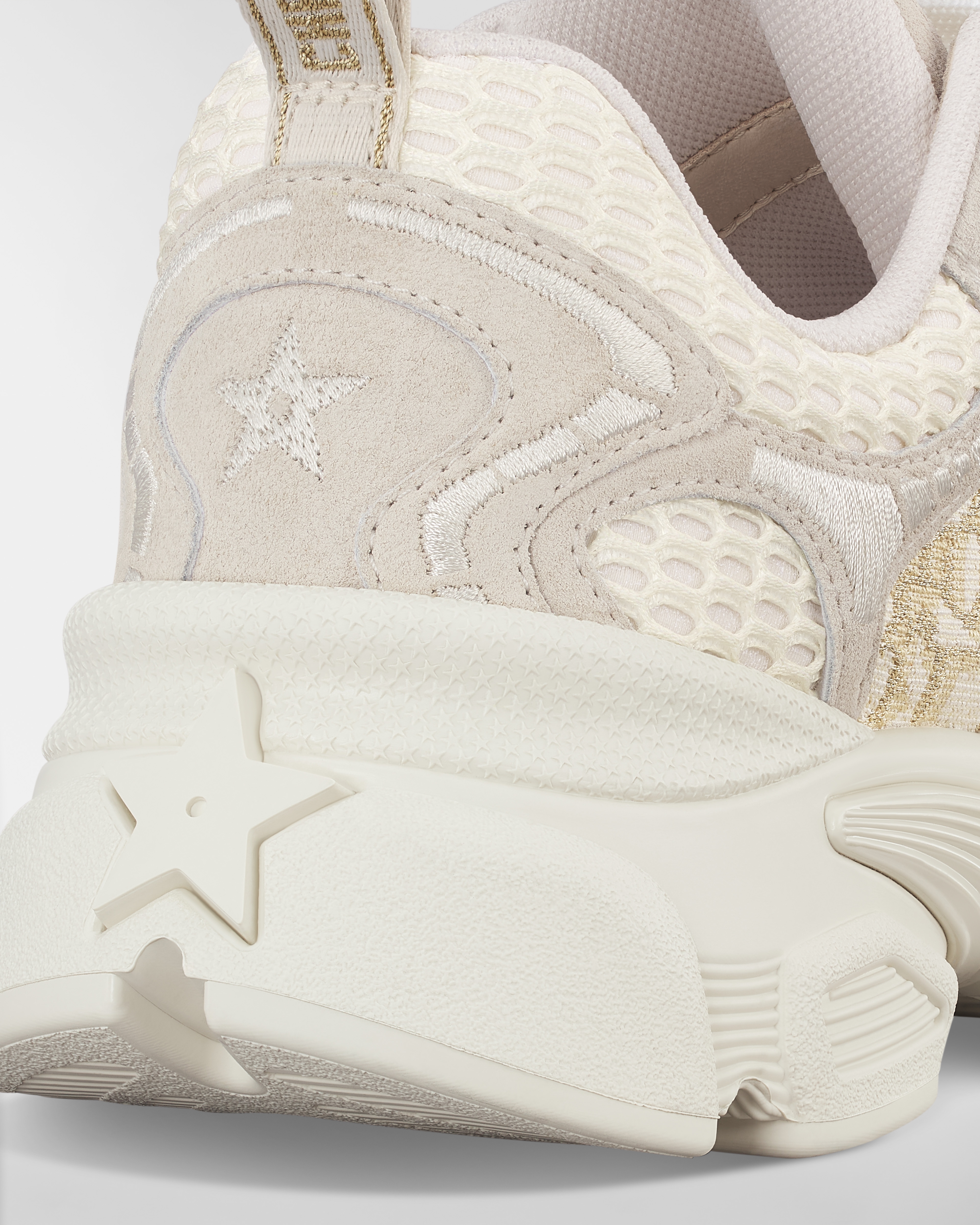 Dior Vibe Sneaker Baumwolle mit Dior Oblique Stickerei aus Metallfaden in Goldfarbe, Mesh in gebrochenem Weiß und Kalbsveloursleder in Grau E09