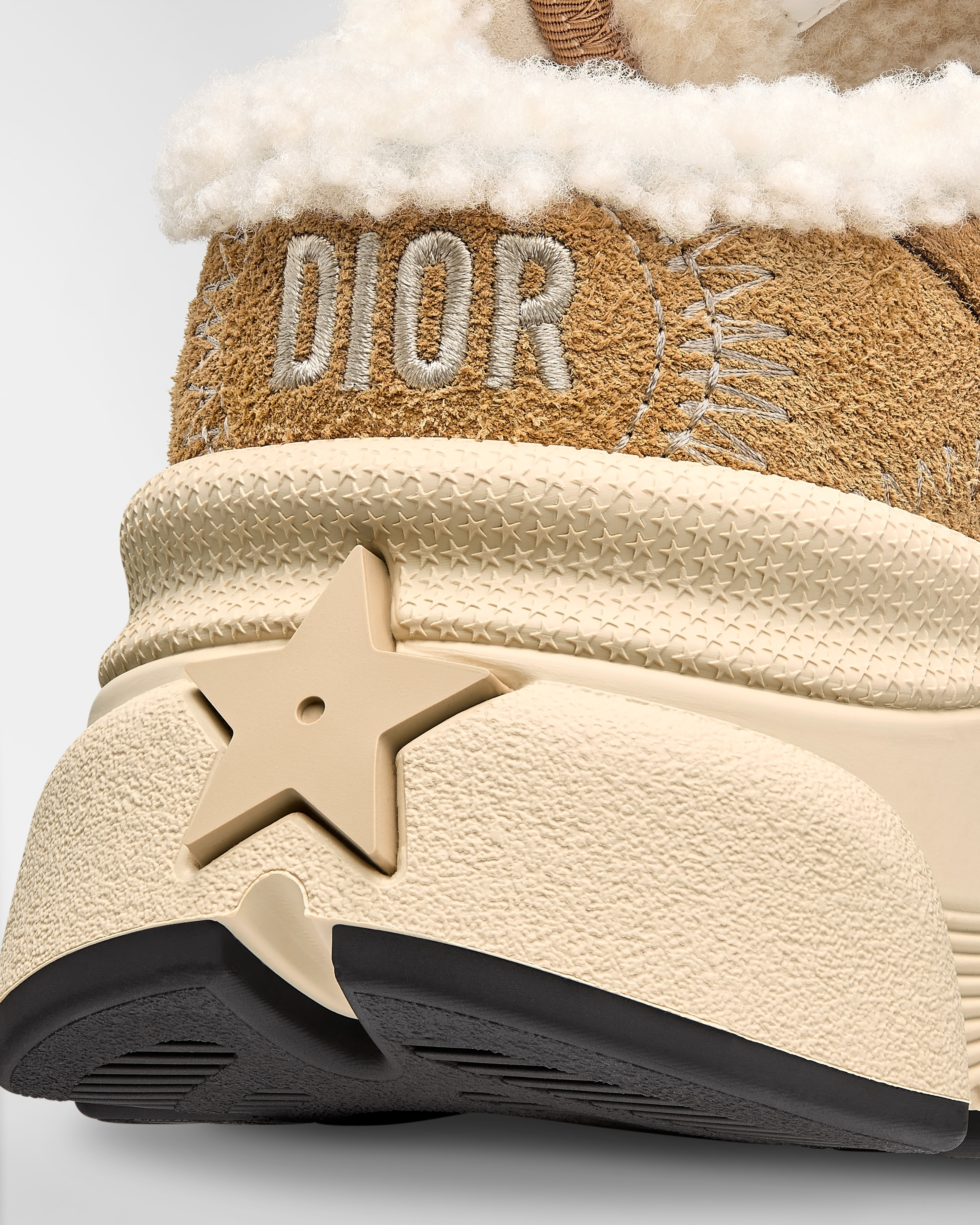 Sneaker Dior Chrono DiorAlps Mesh e pelle di vitello scamosciata color cammello E09