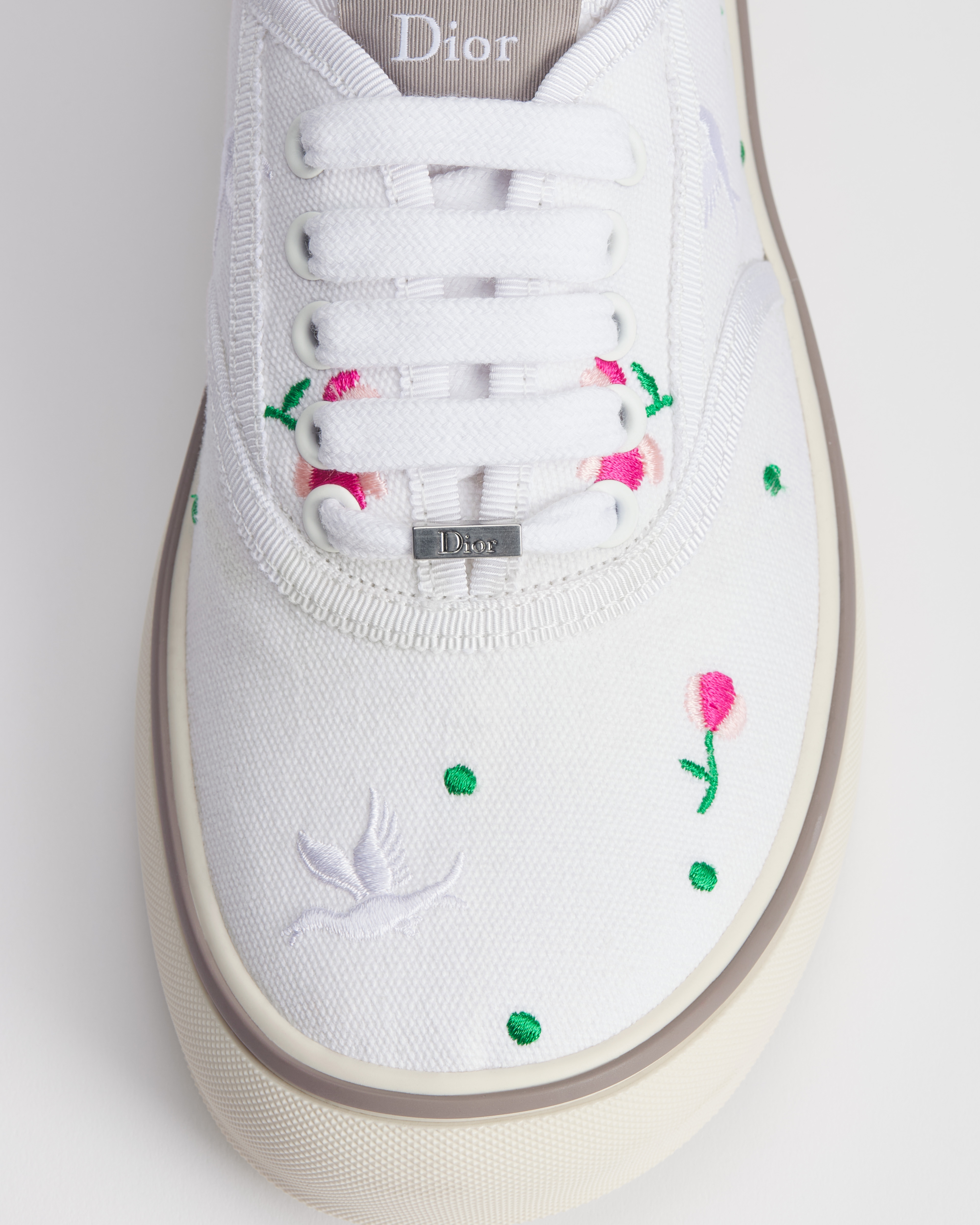 Sneaker Dioramour Dior Saltwind Algodón blanco bordado con el motivo Doves & Roses multicolor E12