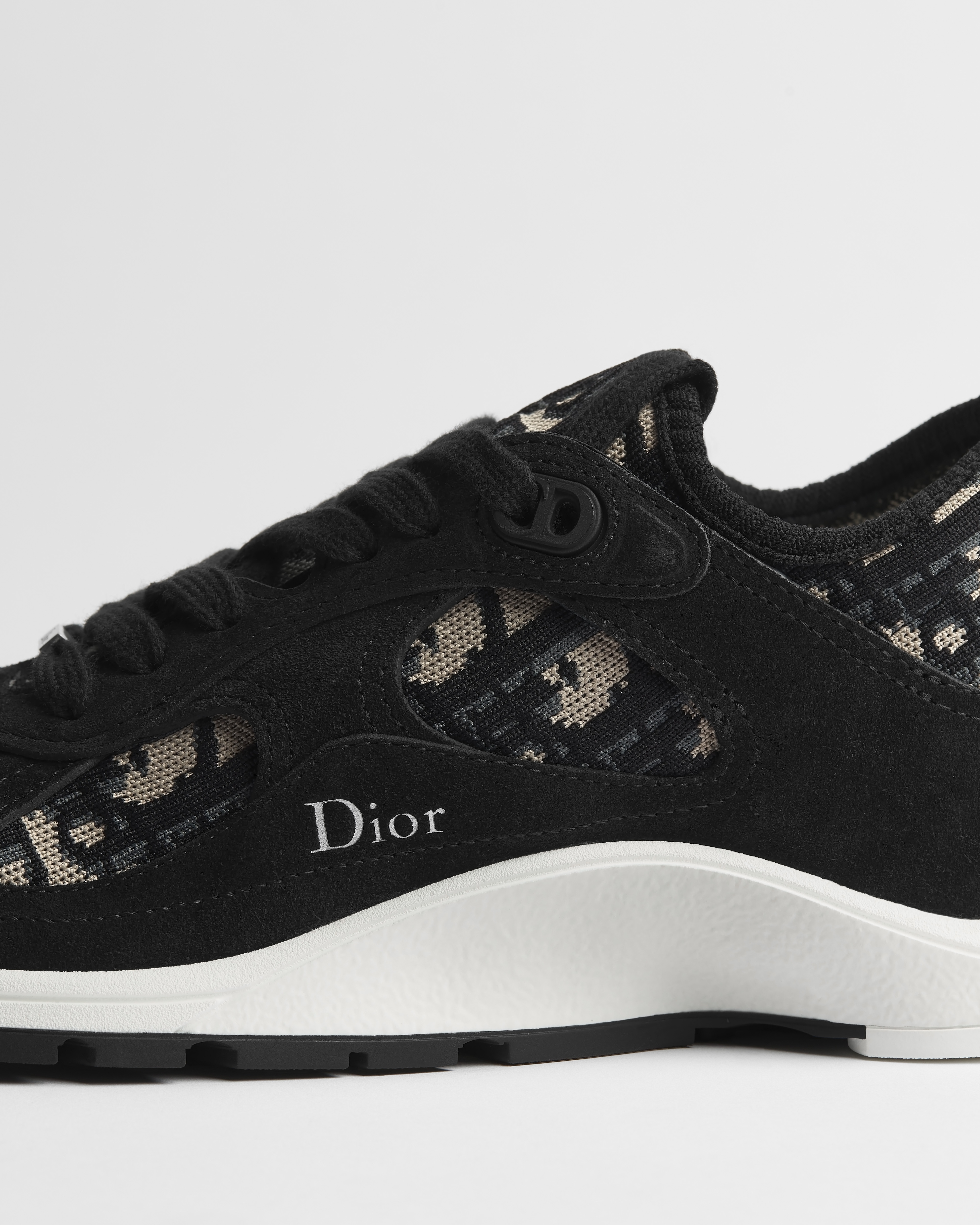 حذاء السنيكرز Dior Mile جلد العجل المعالج بأسلوب سويد باللون الأسود مع نسيج محبوك بنمط ديور أوبليك باللونين البيج والأسود E09