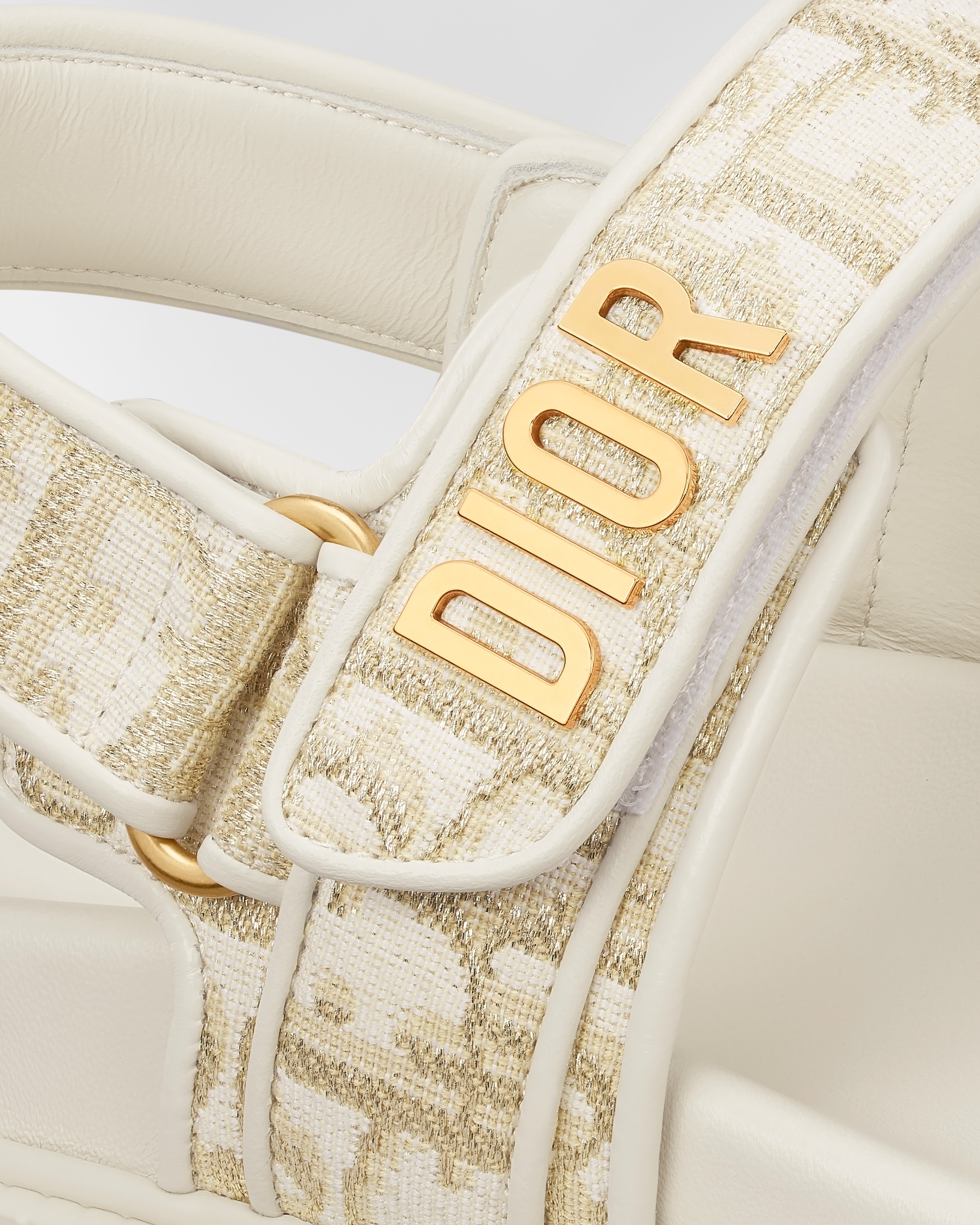 Sandalo Dioract Jacquard Dior Oblique bianco con filo metallizzato color oro E09