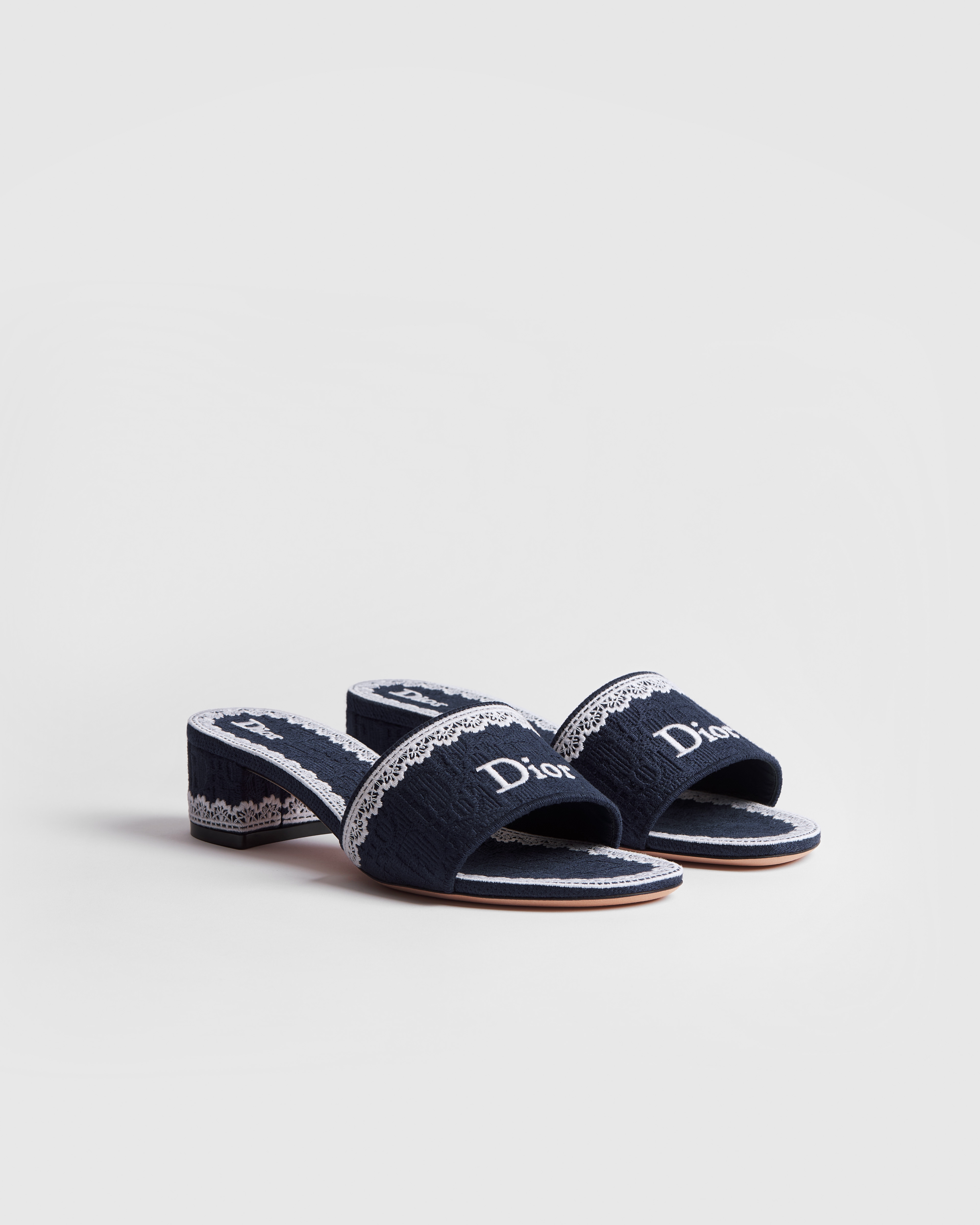 Mule de tacón Dior Dentelle Algodón bordado Dior Oblique azul y encaje color crudo E03