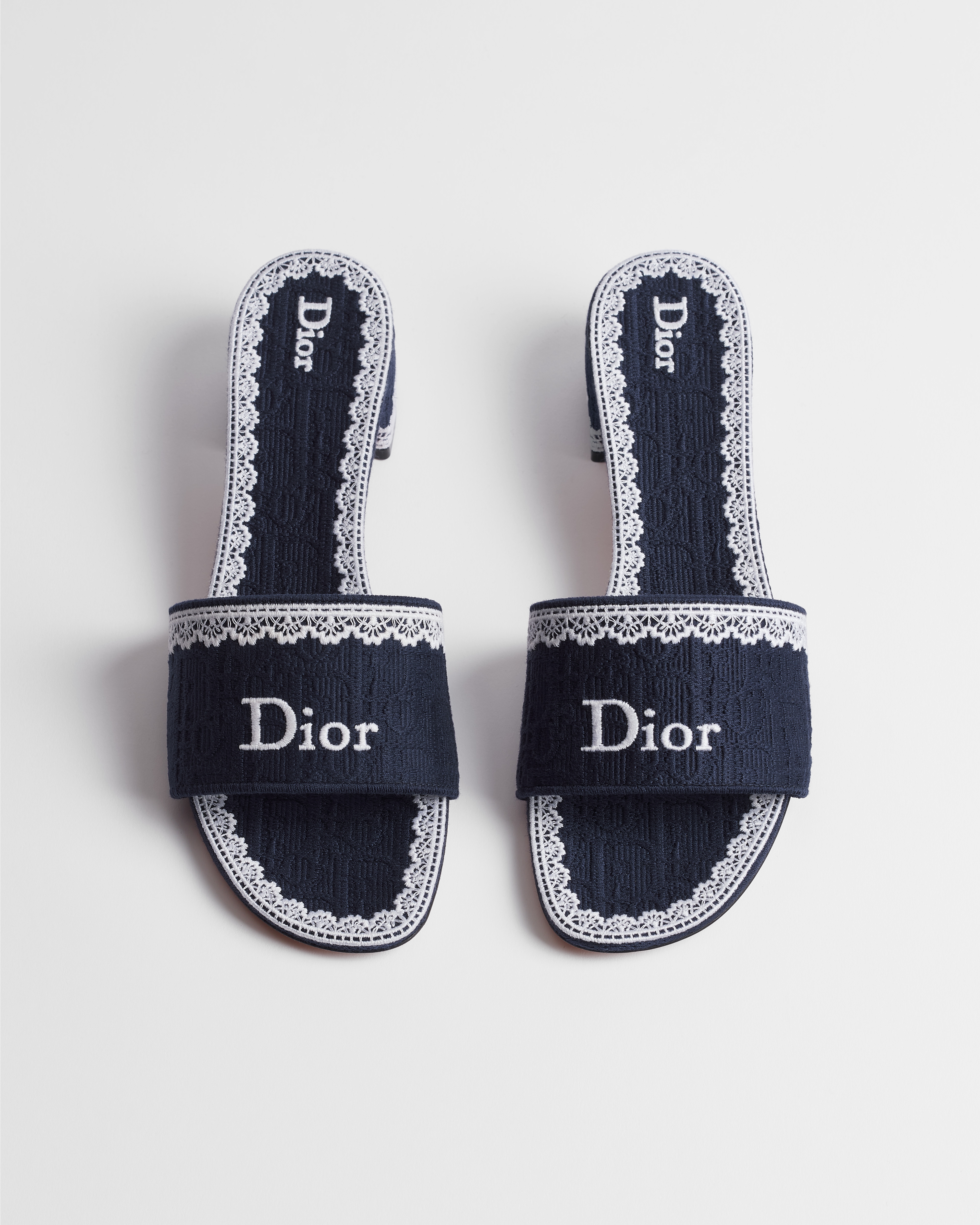 Mule de tacón Dior Dentelle Algodón bordado Dior Oblique azul y encaje color crudo E06
