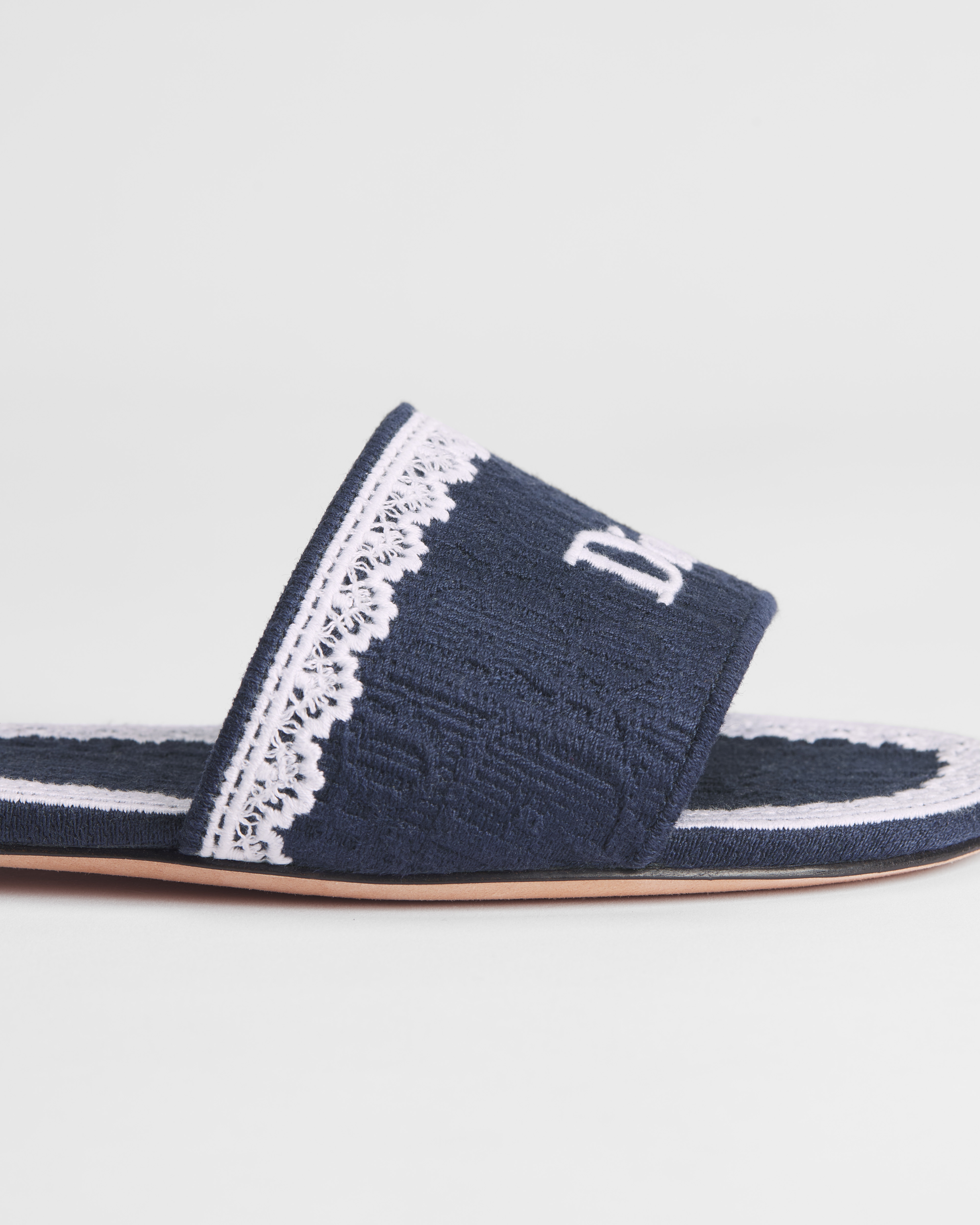 Mule Dior Dentelle Coton brodé Dior Oblique bleu et dentelle blanche E10