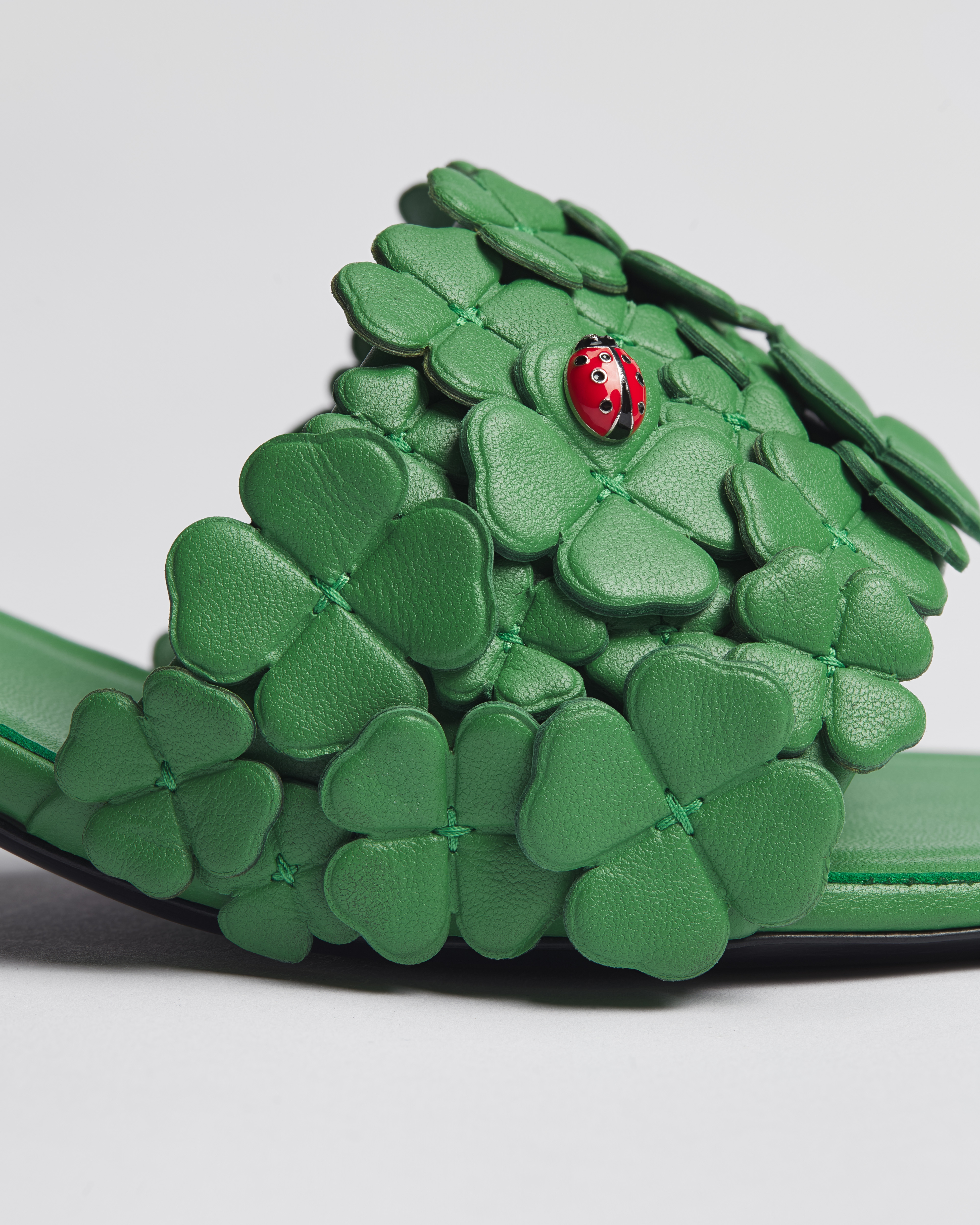 Mule à talon Dior Bloom Cuir d'agneau brodé du motif Dior Clover vert E10