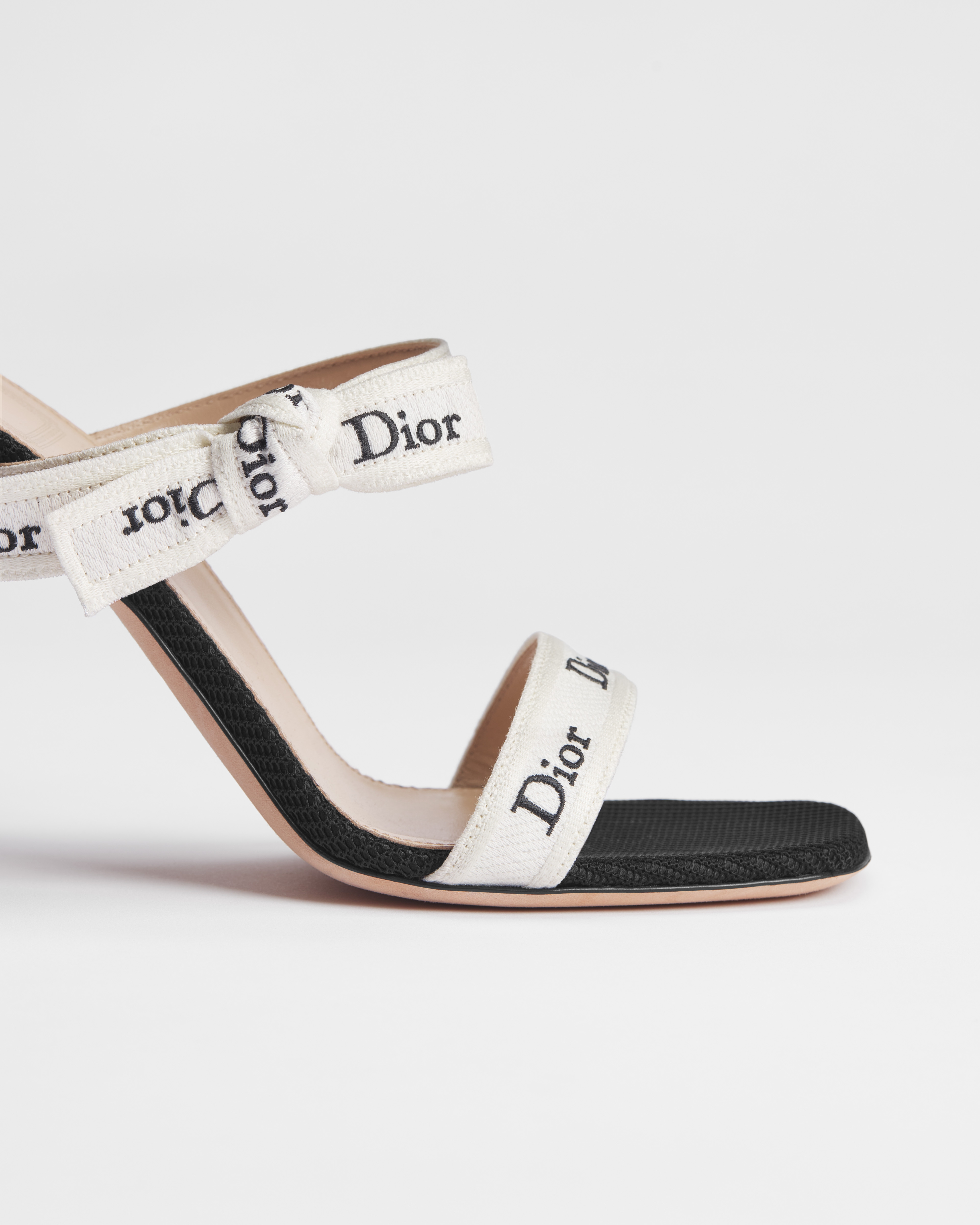 Sandalette mit J'Adior Riemen Baumwolle mit Stickerei in Schwarz E09