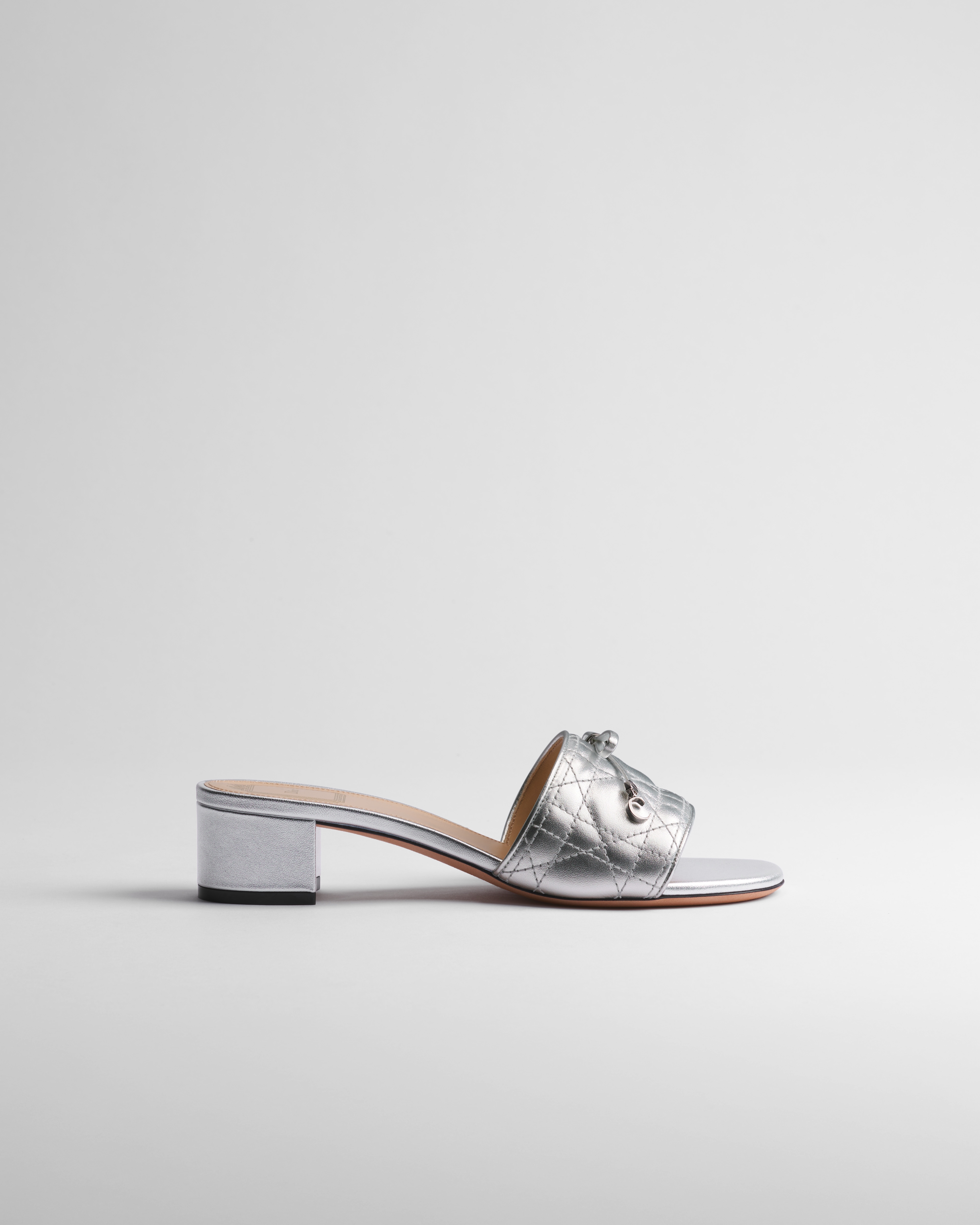 حذاء سلايد Dior Or Dior Cannage المفتوح من الخلف مع كعب جلد الخروف المُعالج بطبقة فضّية لمّاعة مع نمط كاناج المضرّب E02