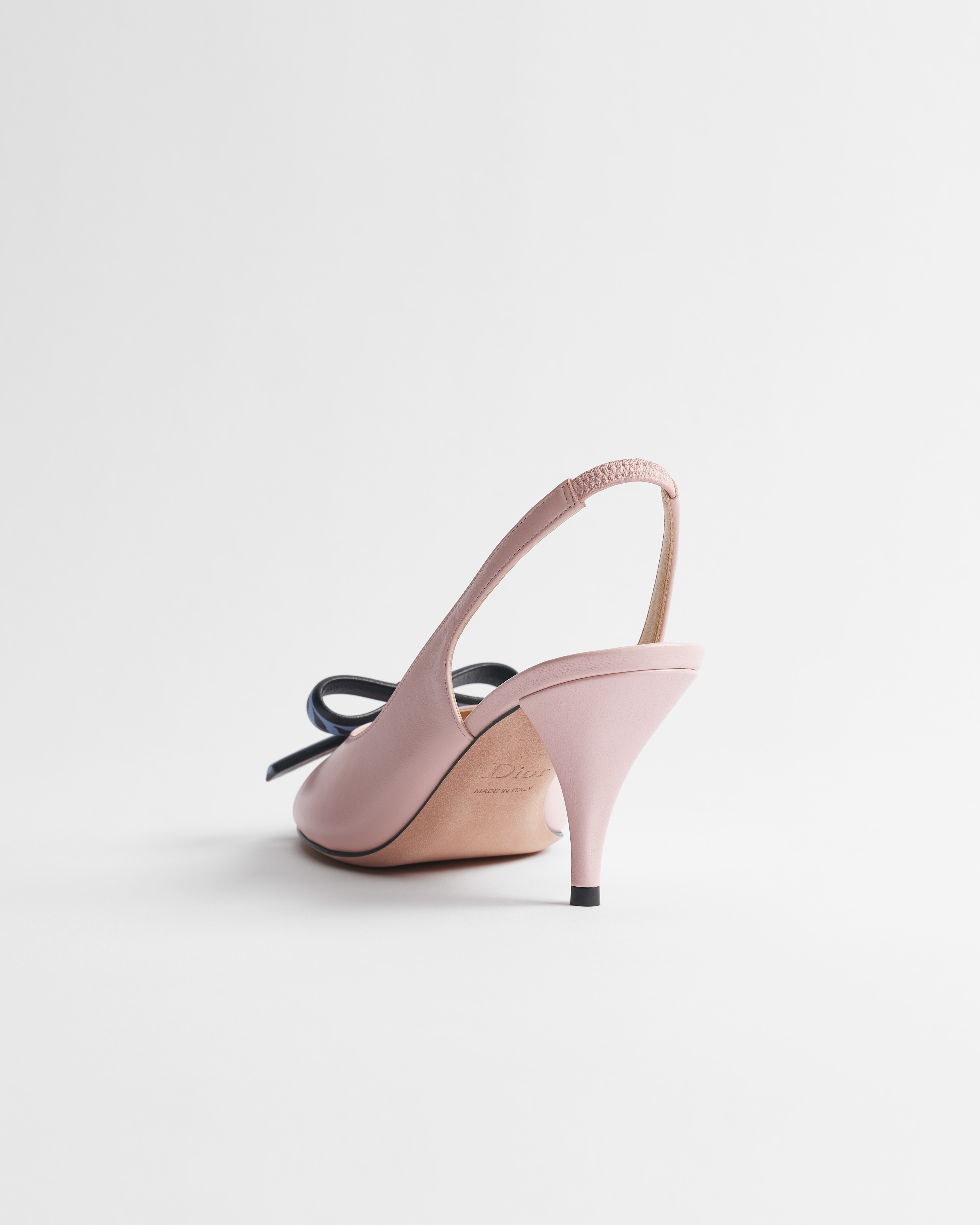Dior Bow-slingbacksandaal met hak uit de Dior Qixi-lijn Dragée-roze lamsleer E05
