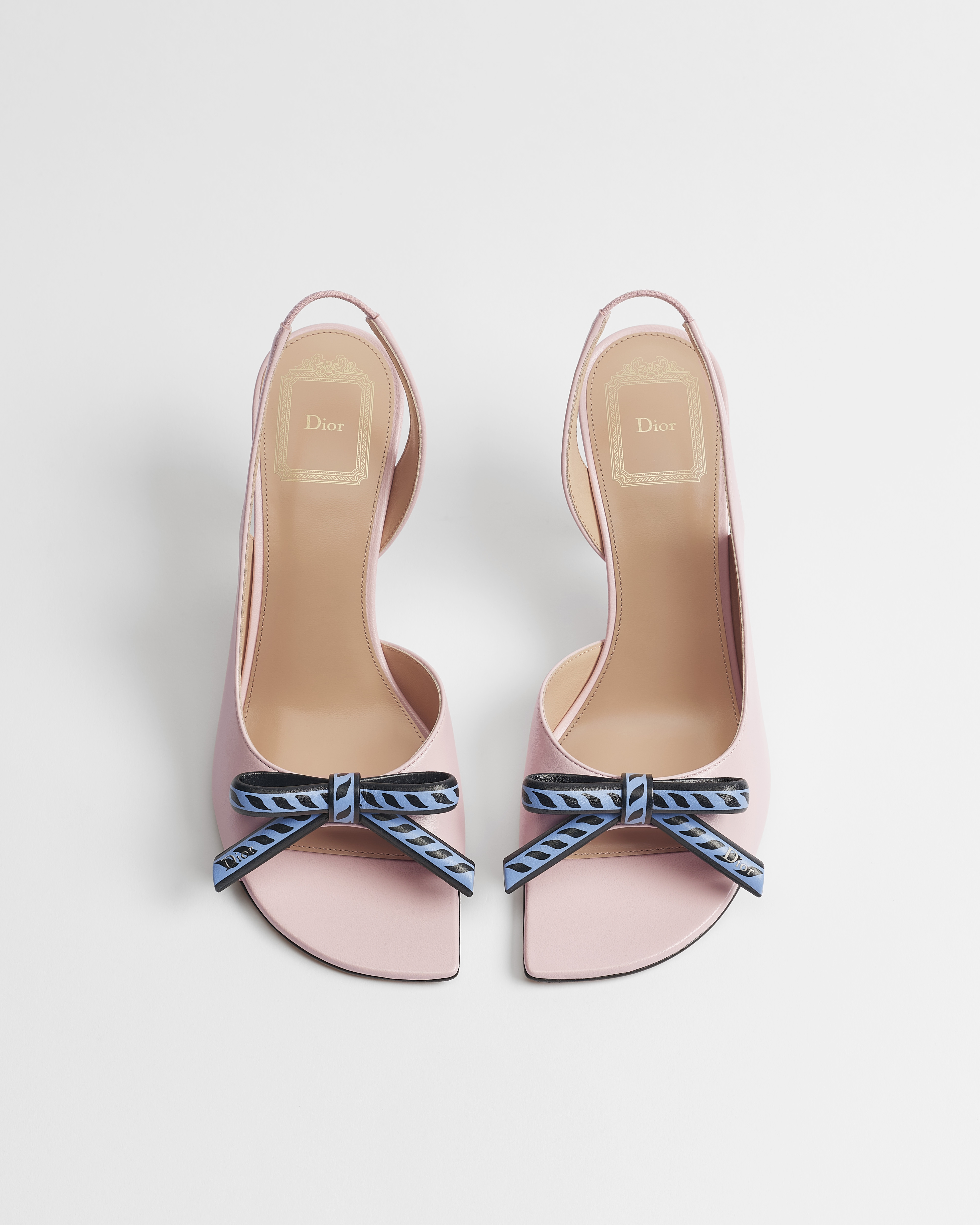 Dior Bow-slingbacksandaal met hak uit de Dior Qixi-lijn Dragée-roze lamsleer E06