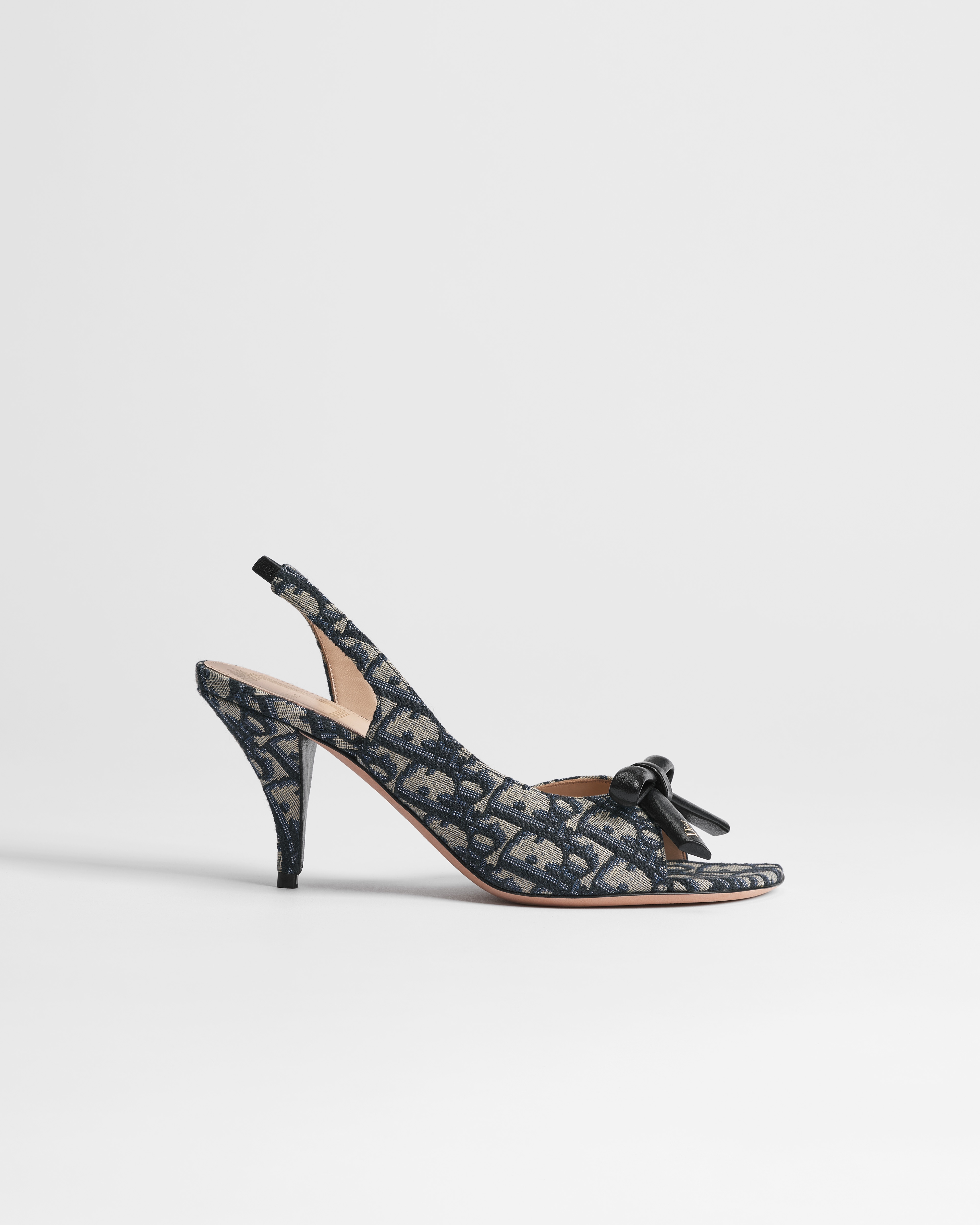 Sandale slingback à talon Dior Bow Coton brodé du motif Dior Oblique bleu foncé E02