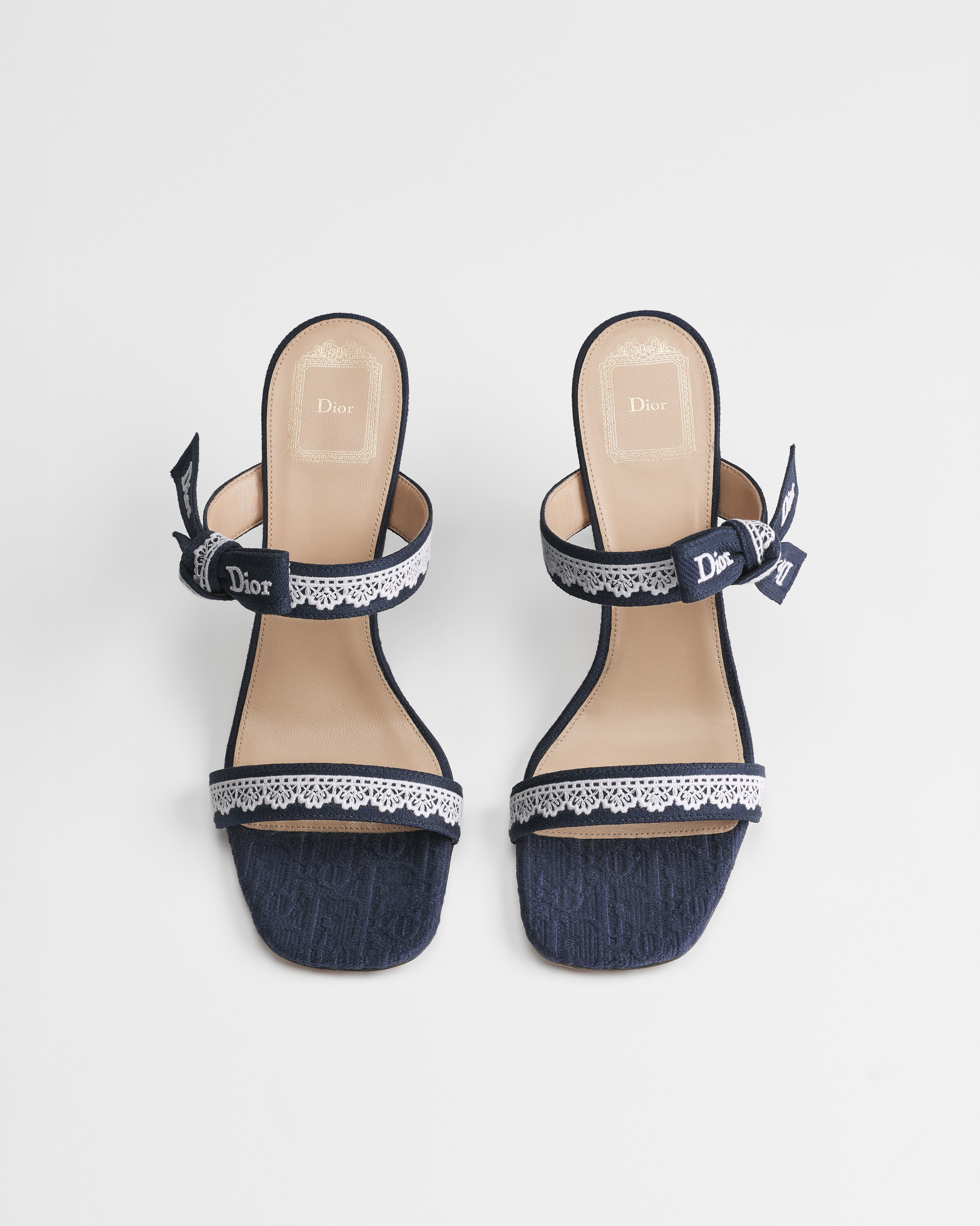 Sandale à talon et brides J'Adior Coton brodé Dior Oblique bleu et dentelle blanche E06