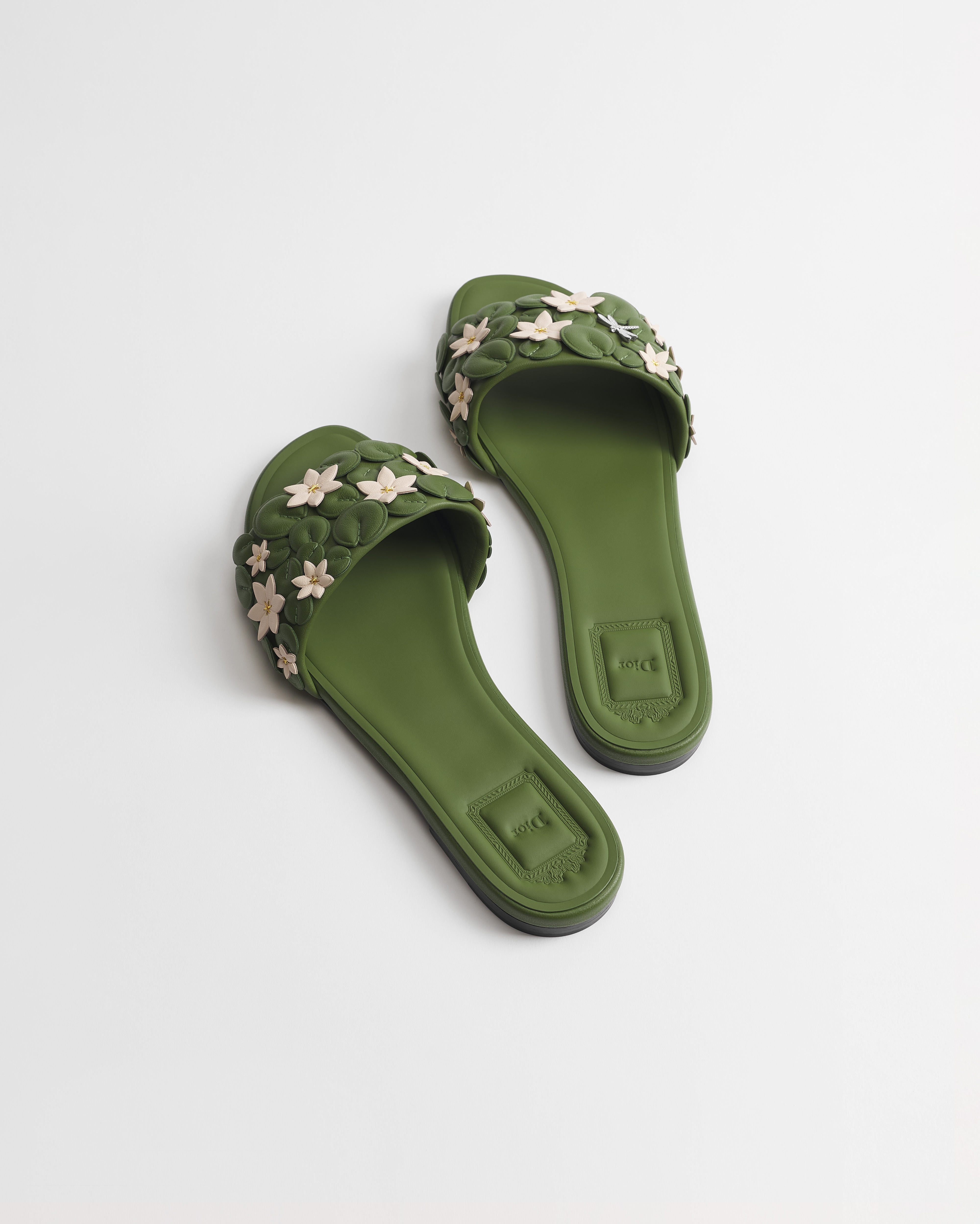Mule Dior Bloom Cuir d'agneau brodé du motif Dior Water Lily vert et rose E06
