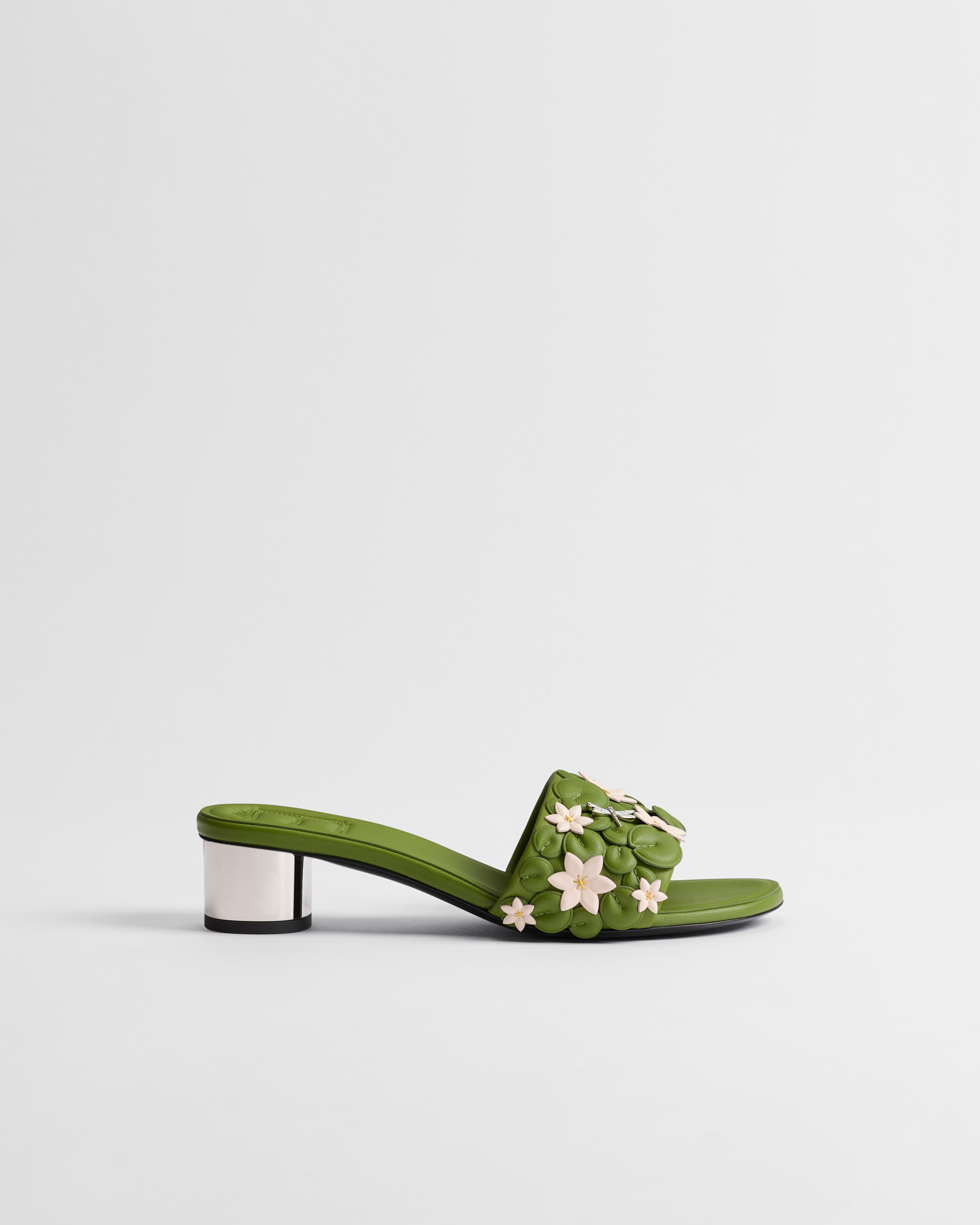 Mule à talon Dior Bloom Cuir d'agneau brodé du motif Dior Water Lily vert et rose E02