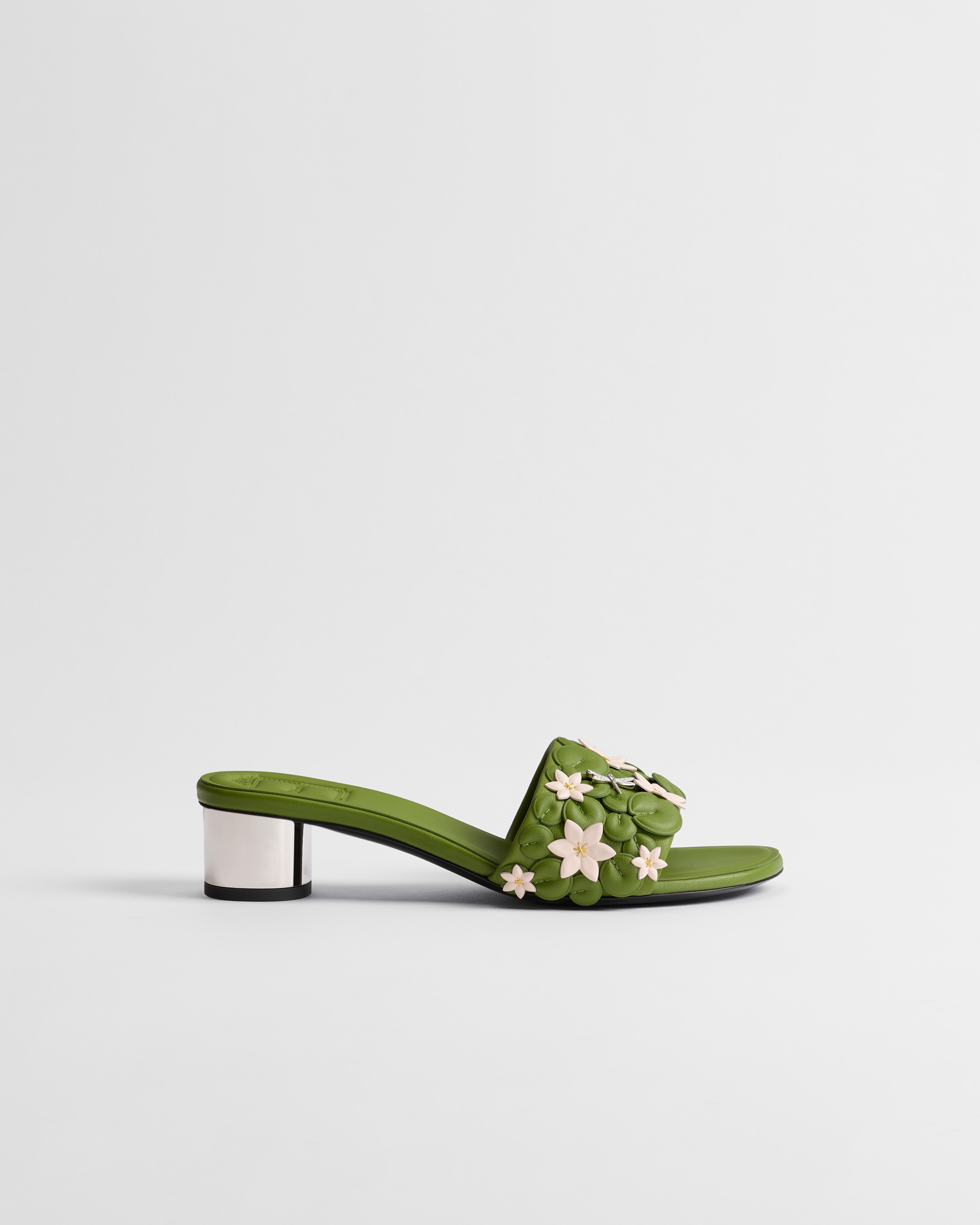 Sandalo con tacco Dior Bloom Pelle di agnello con ricamo Dior Water Lily verde e rosa E02