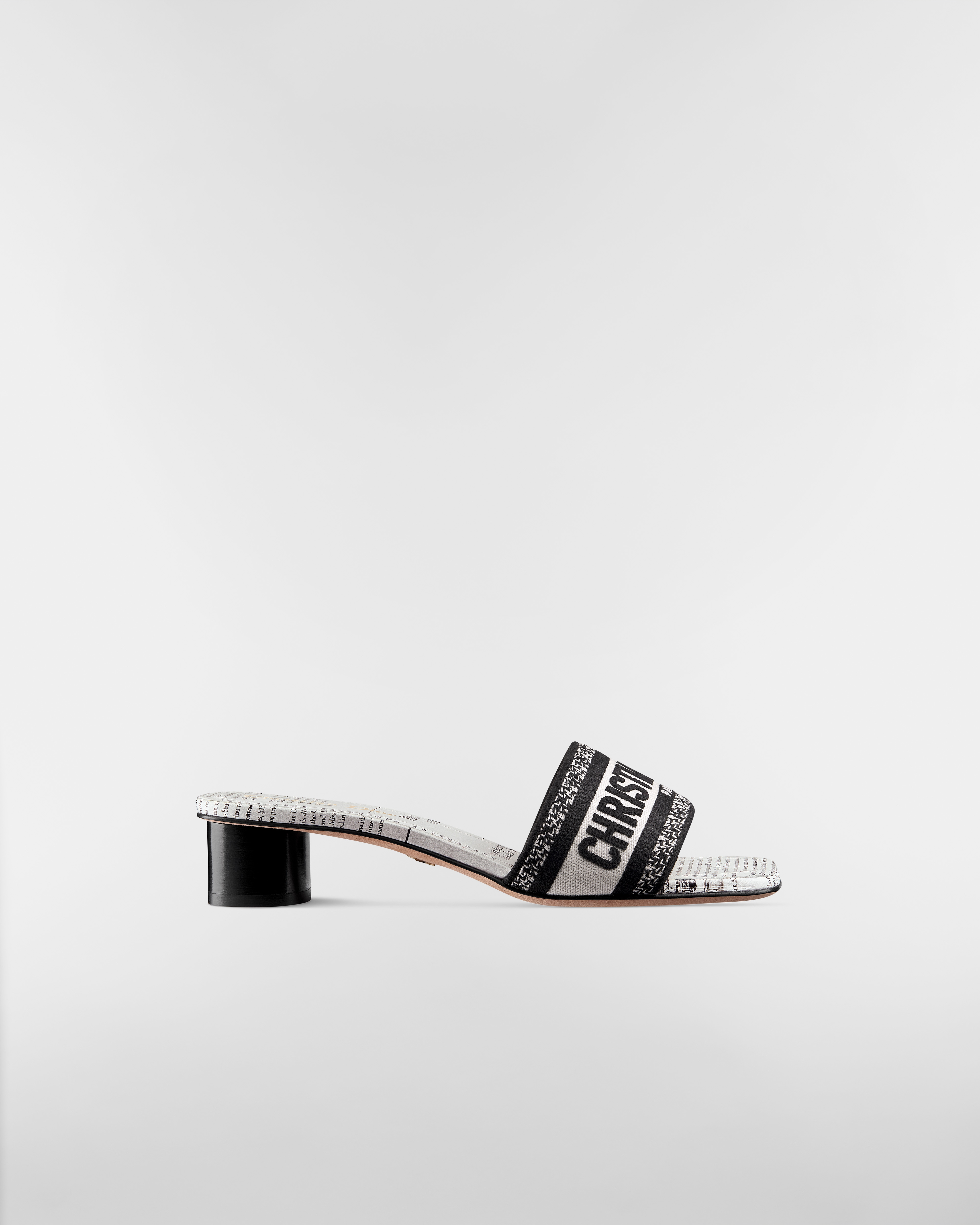 Dway-muiltje met hak Katoen geborduurd met wit en zwart Newspaper-motief E02