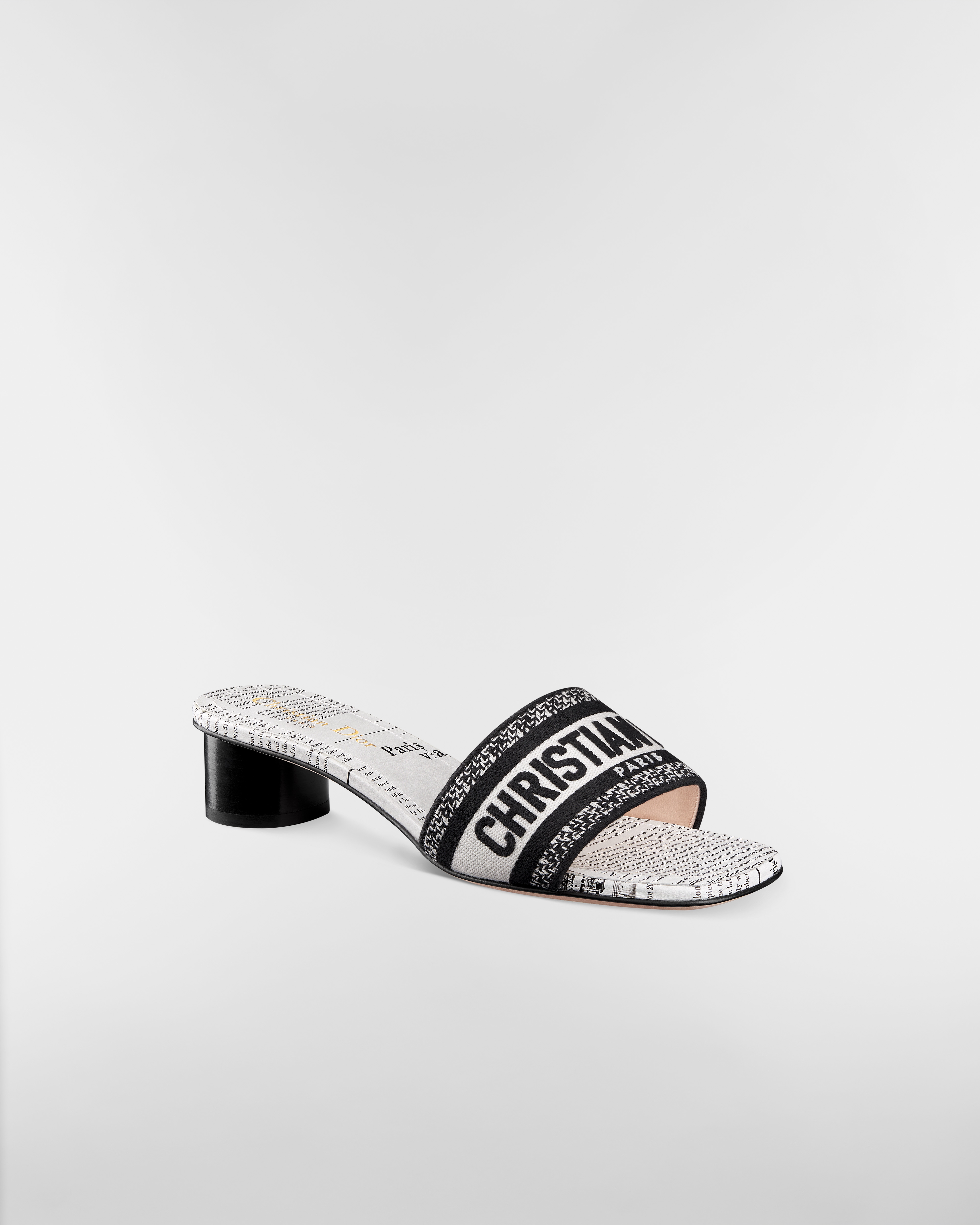 Dway-muiltje met hak Katoen geborduurd met wit en zwart Newspaper-motief E03