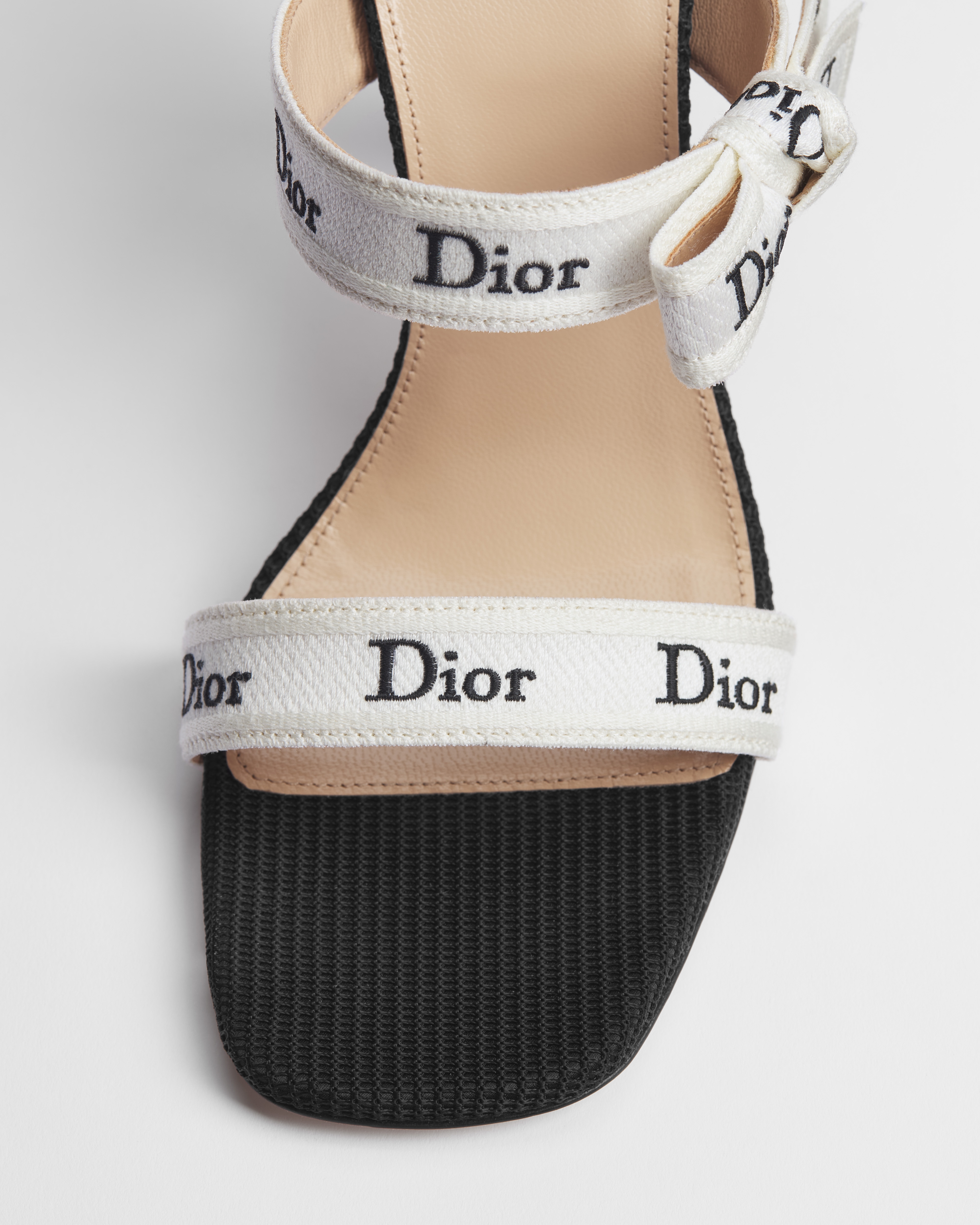 J'Adior 스트랩 힐 샌들 블랙 자수 코튼 E10