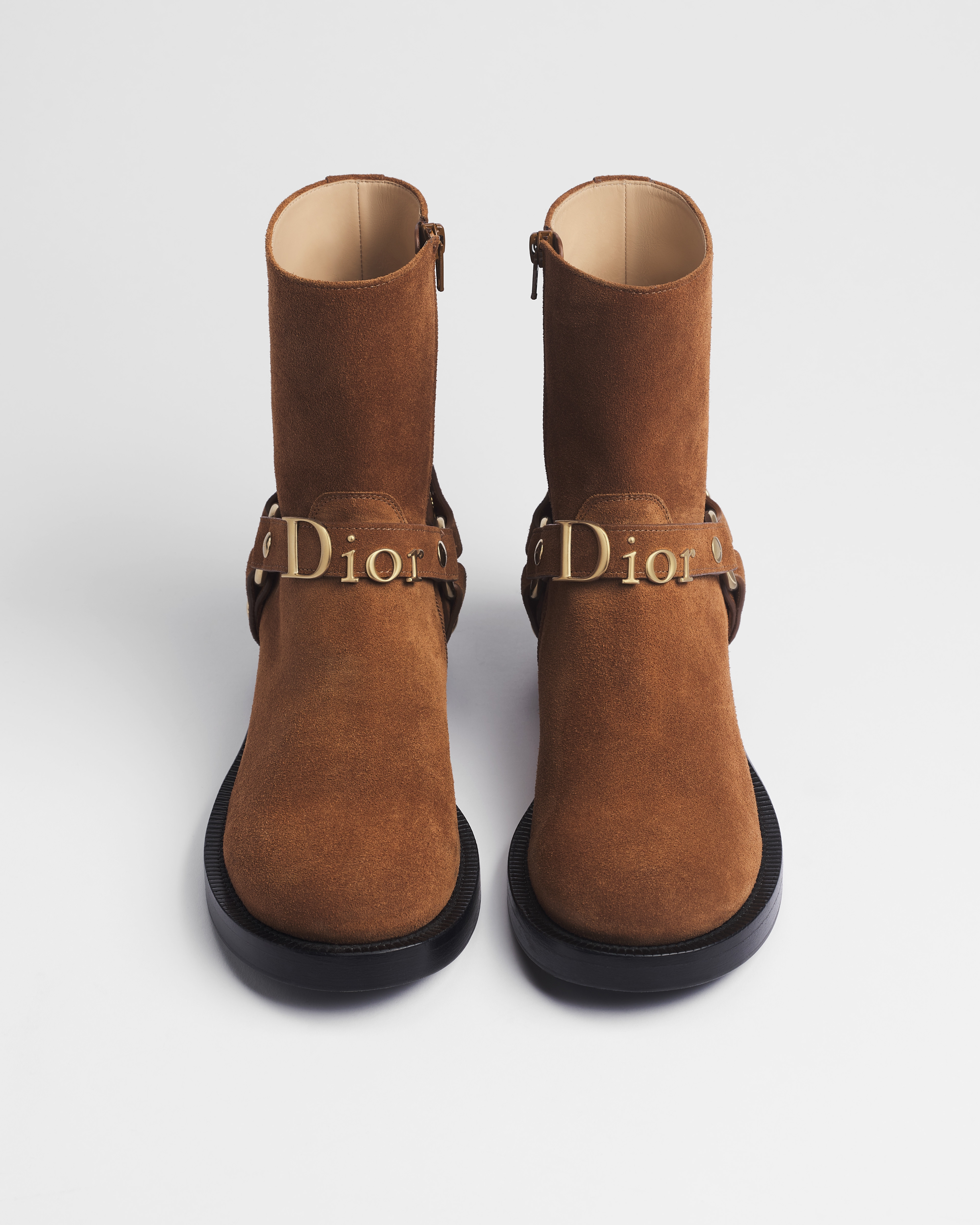 รองเท้าบูทหุ้มข้อ Dior Bolt หนังลูกวัวแบบหนังกลับสีน้ำตาลคอนยัค E06