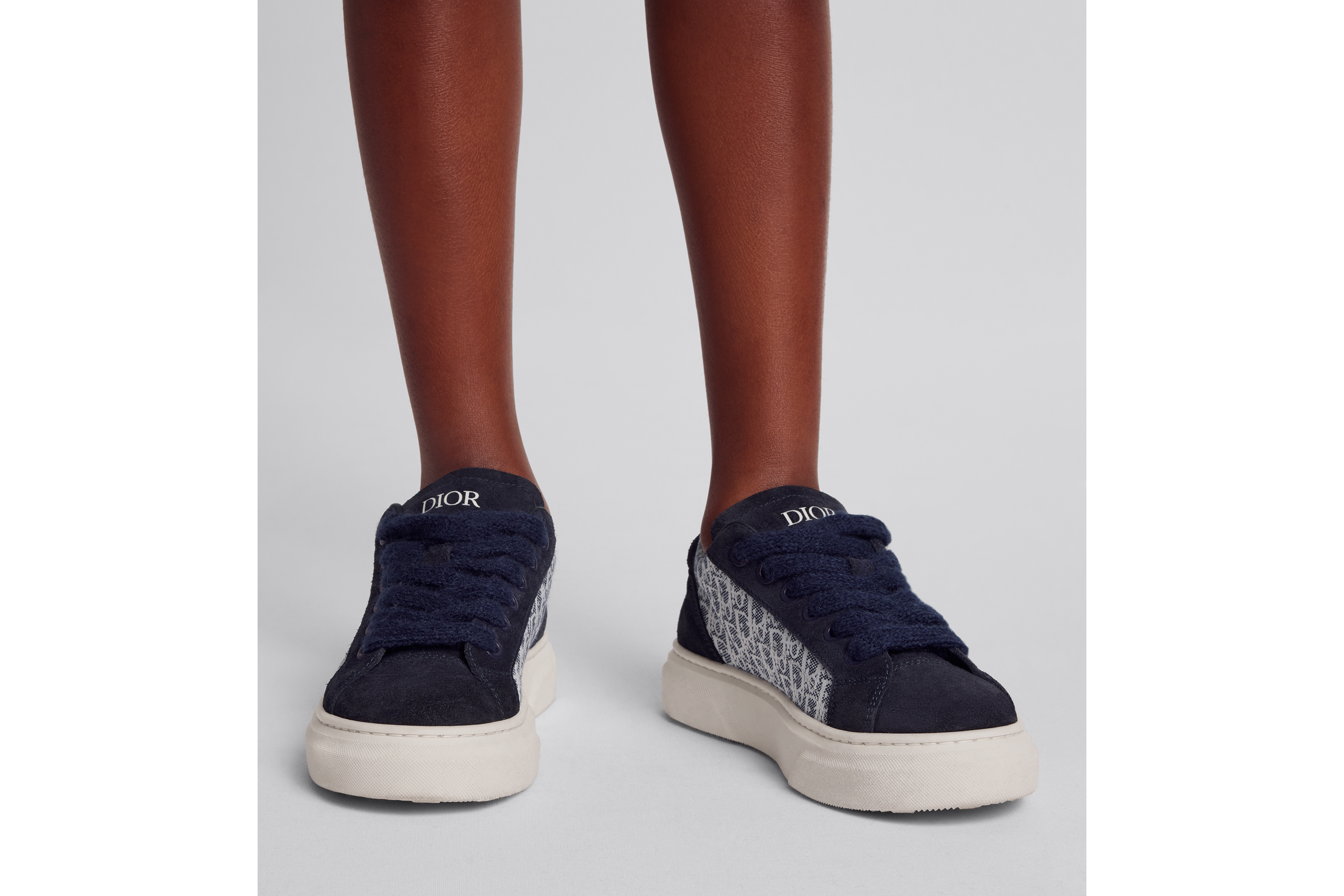 look_image_alt_prefix حذاء سنيكرز منخفض B33 Spin للأطفال نمط ديور أوبليك بحبك الجاكار باللونين الأزرق والأبيض وجلد السويد باللون الأزرق الكحلي E23