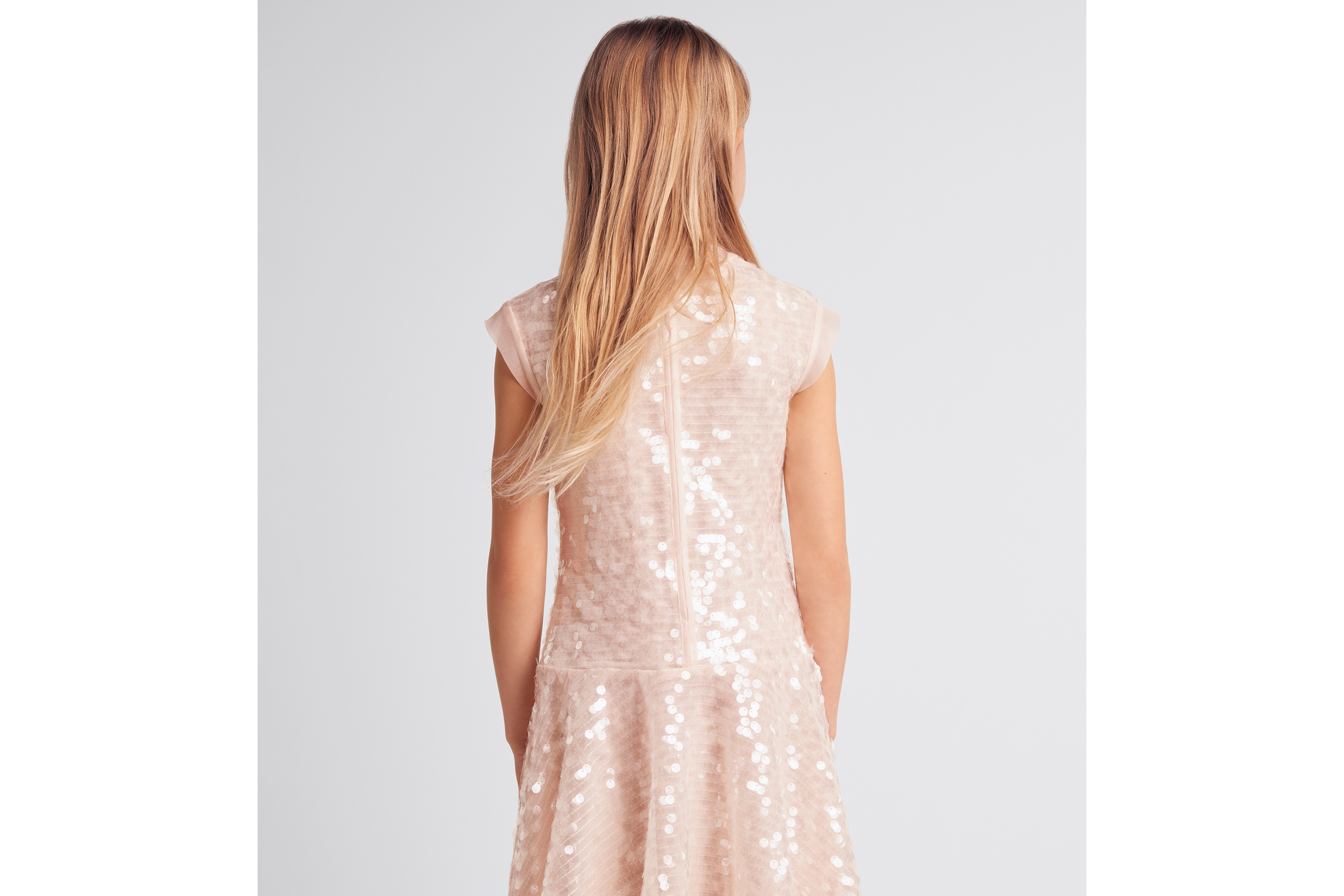 La Ragazza Dai Capelli Rossi In Un Breve Cappotto A Quadretti E Nei Pantaloni Aderenti Neri Tacchi Alti Posa Una Casa Abbandonata Image142949469 - Foto 4