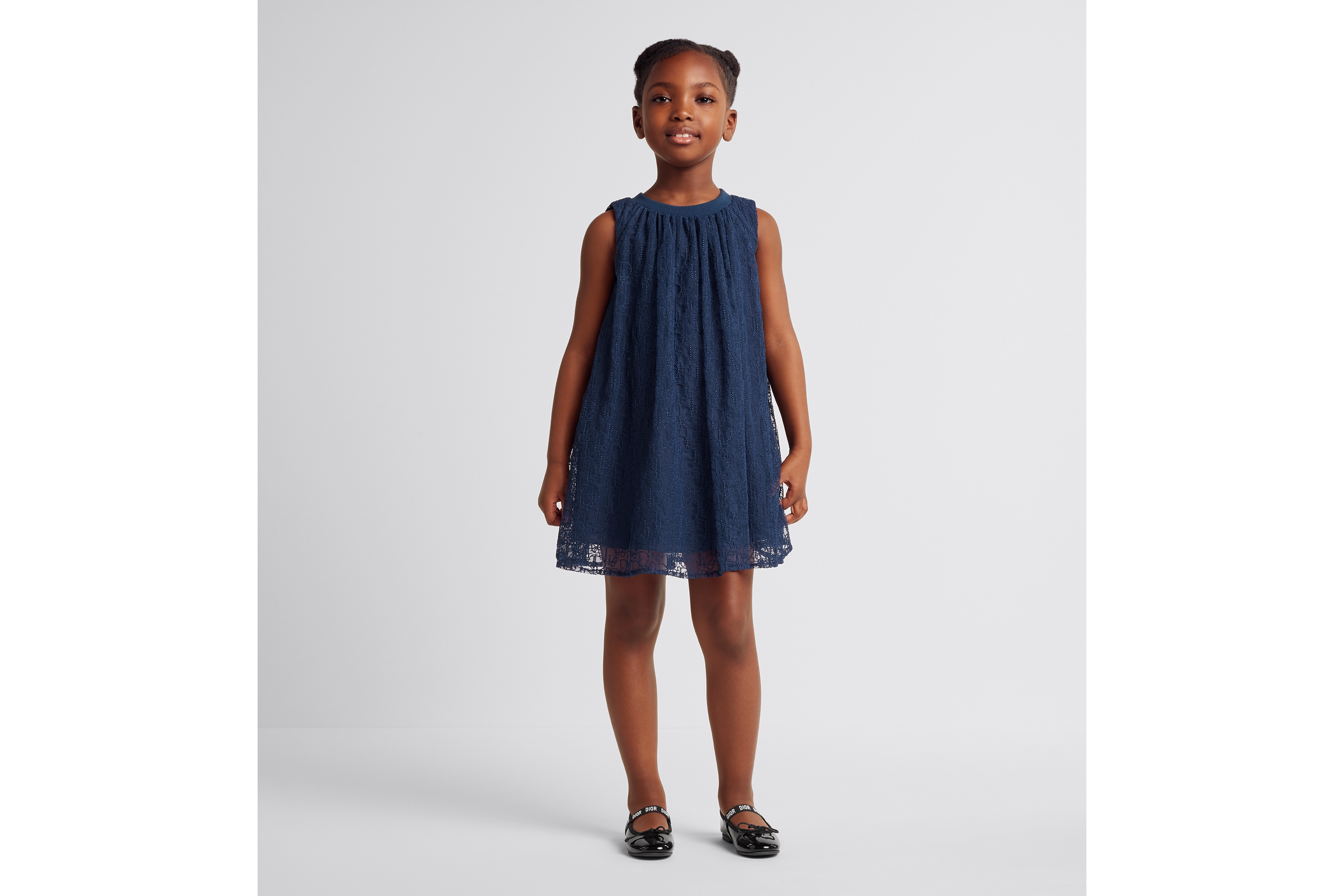 look_image_alt_prefix Vestido acampanado Dior Kids Tul bordado azul marino con motivo Dior Oblique de perlas E07