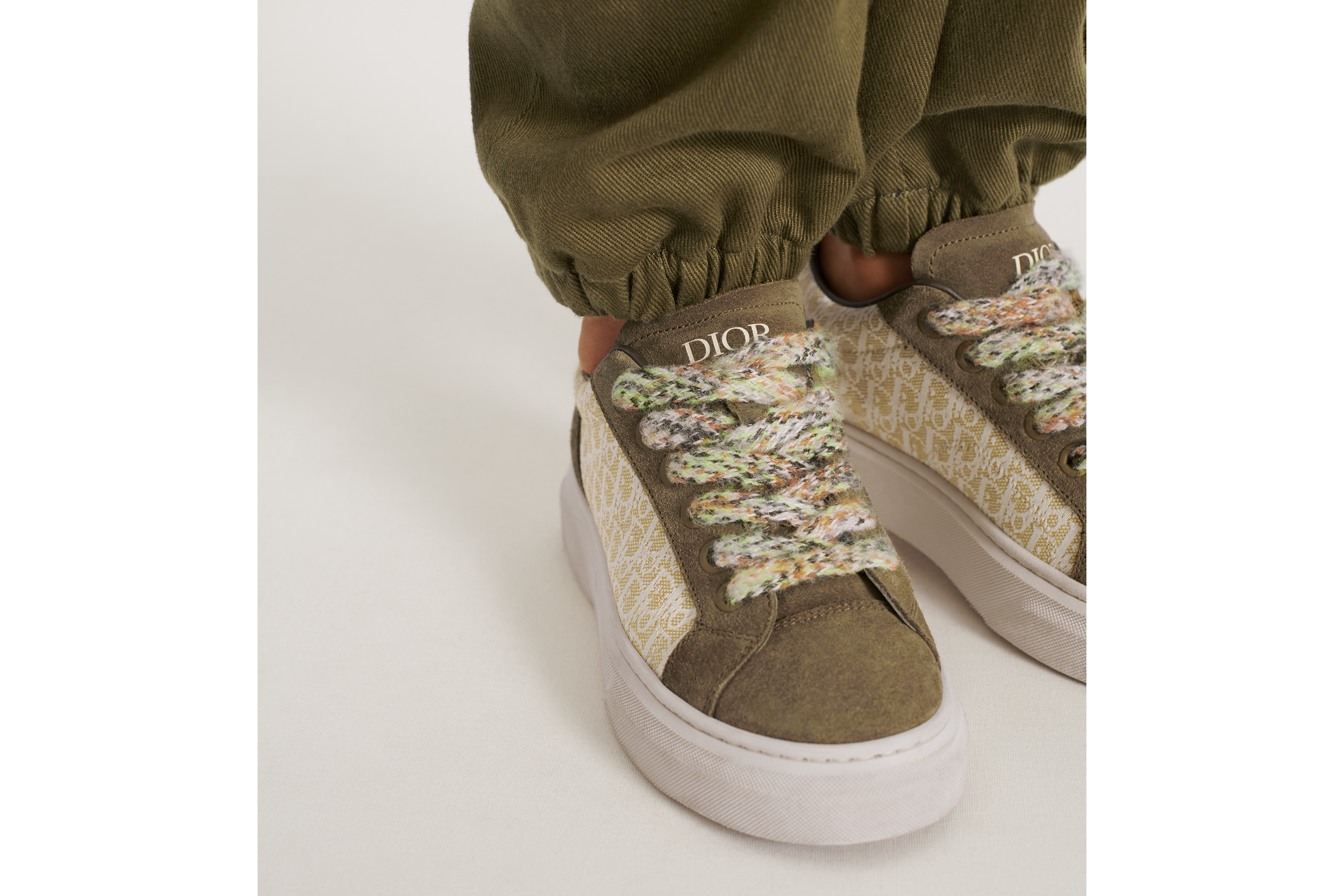 Look Kids' B33 Spin Low-Top Sneaker Beige and White Dior Oblique Jacquard with Khaki Suede E25
