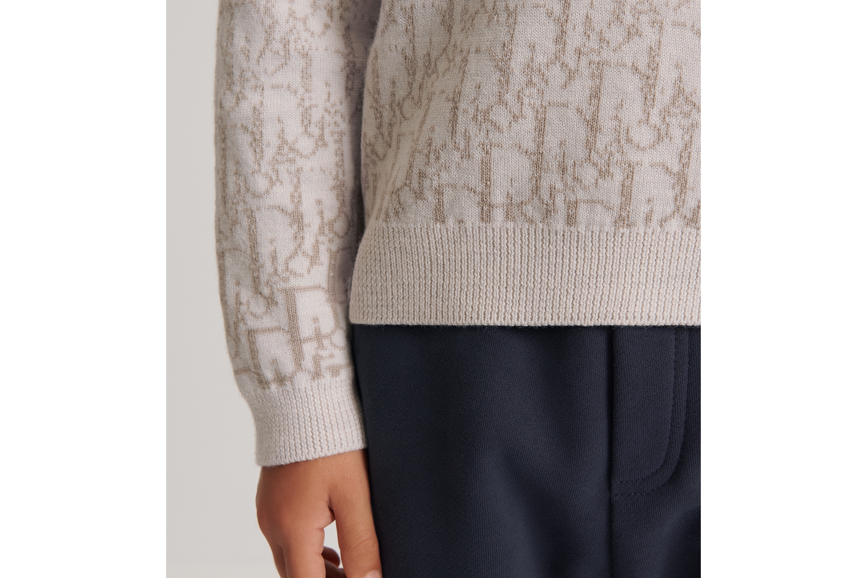 Look Pull enfant Maille de laine beige jacquard Dior Oblique gris dégradé E10
