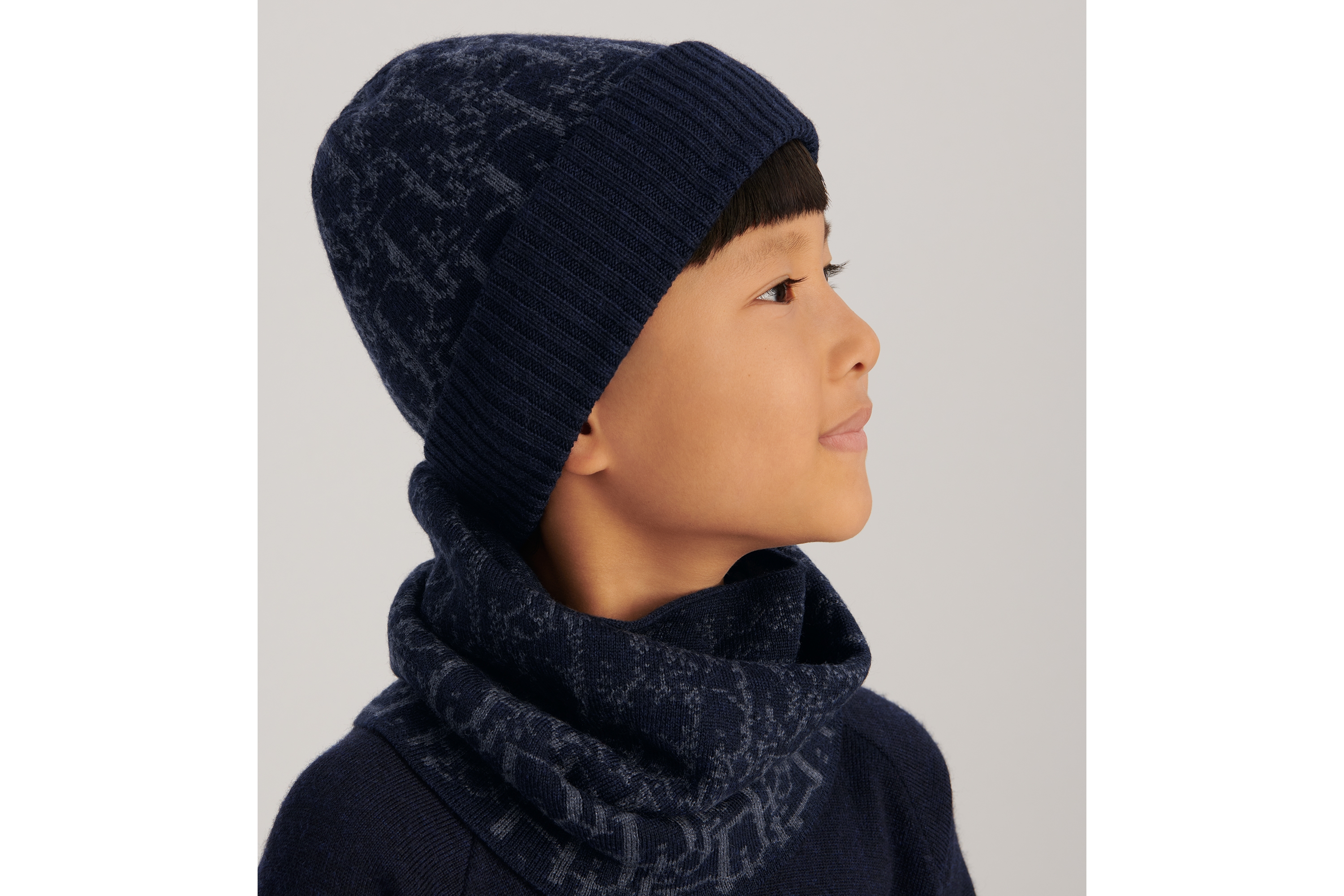 Look Bonnet enfant Maille de laine bleu marine jacquard Dior Oblique bleu E27
